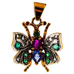 Ciondolo a farfalla in oro giallo Art Nouveau con diamante bianco, zaffiro, rubino e smeraldo