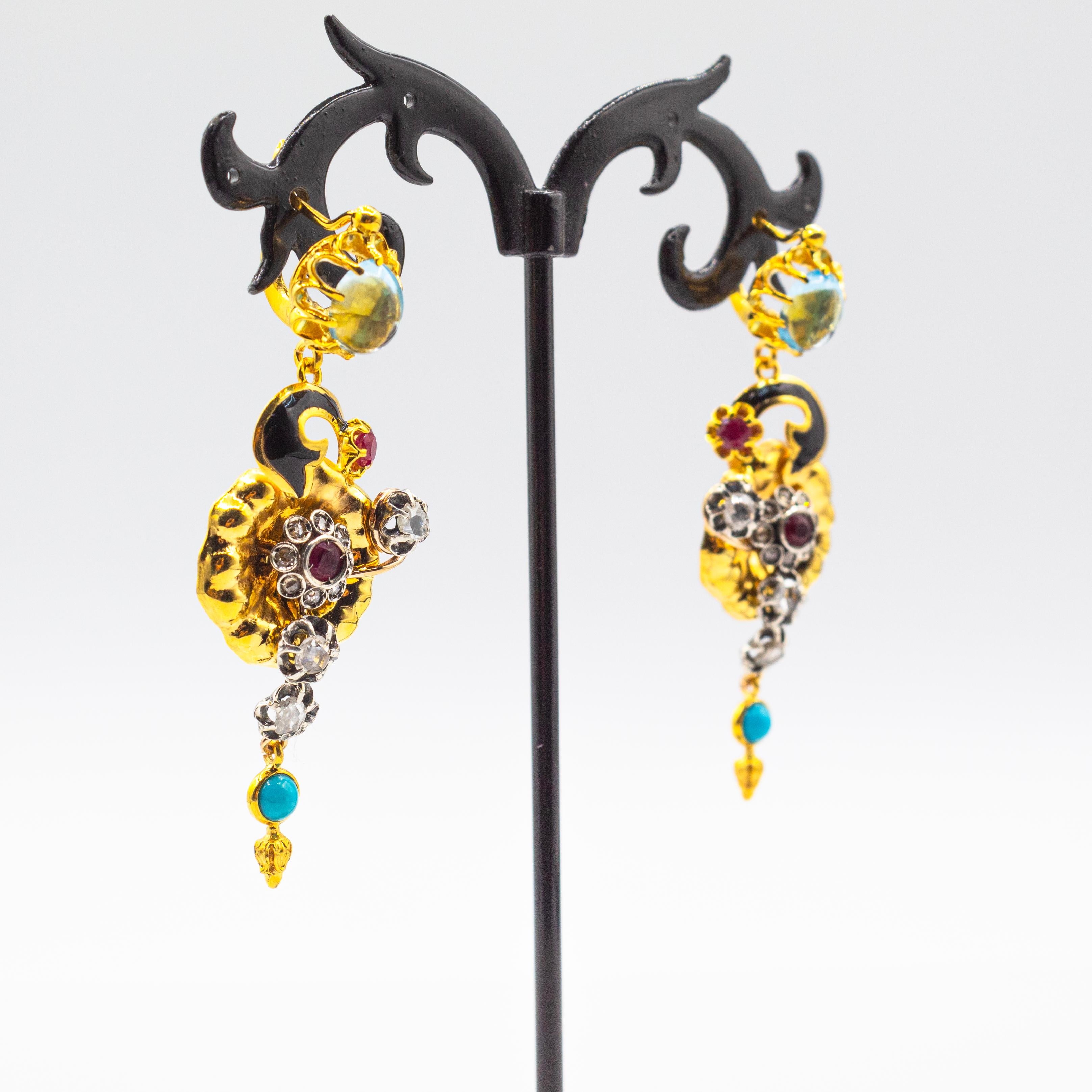Taglio a rosa Orecchini Art Nouveau con diamanti bianchi, turchese, rubino, topazio blu, oro giallo e fiori in vendita