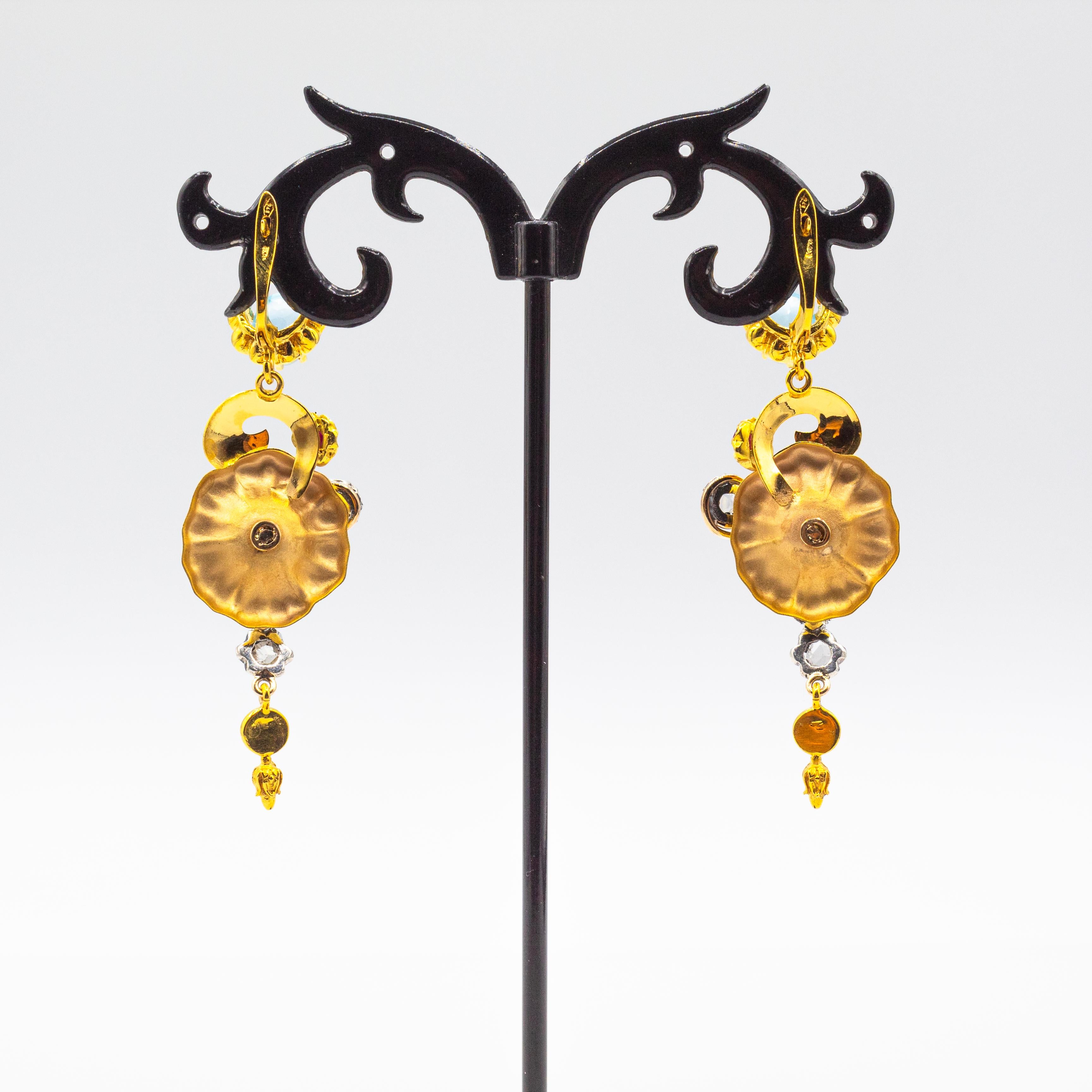 Orecchini Art Nouveau con diamanti bianchi, turchese, rubino, topazio blu, oro giallo e fiori In condizioni Nuovo in vendita a Naples, IT