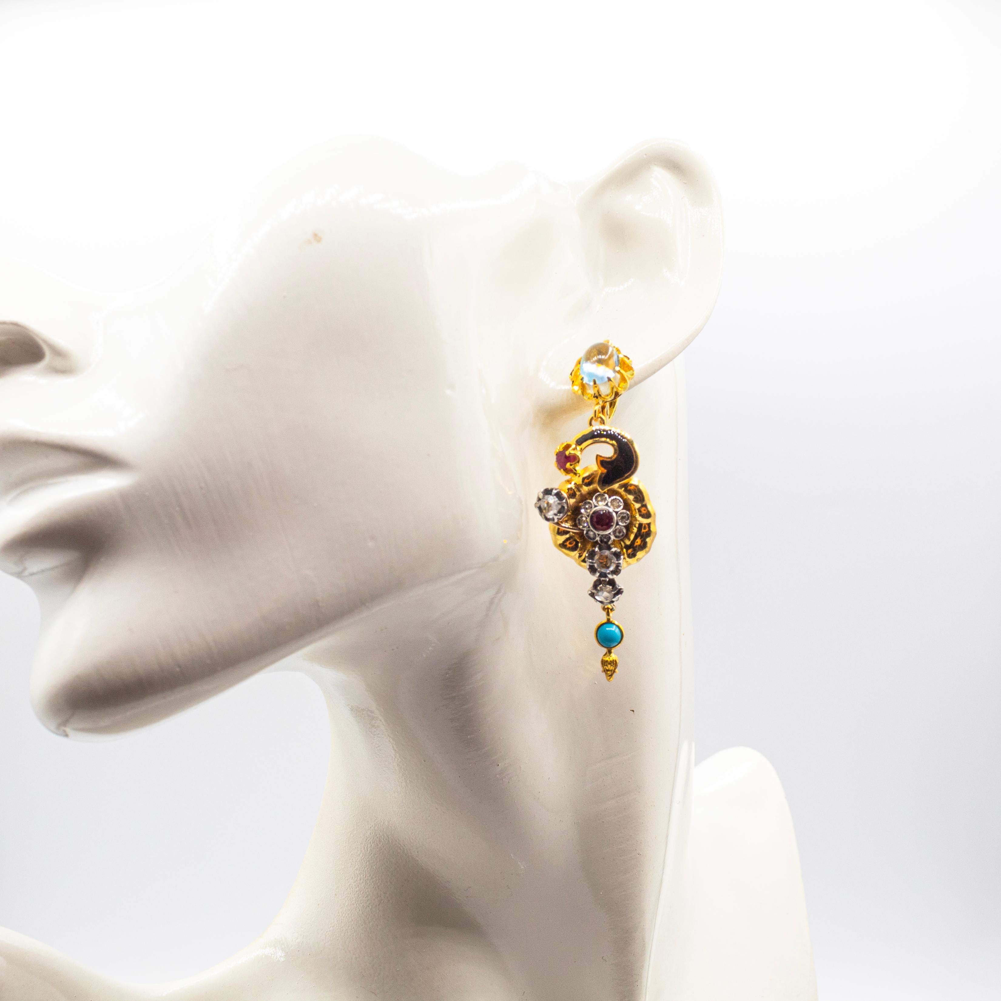 Orecchini Art Nouveau con diamanti bianchi, turchese, rubino, topazio blu, oro giallo e fiori in vendita 1