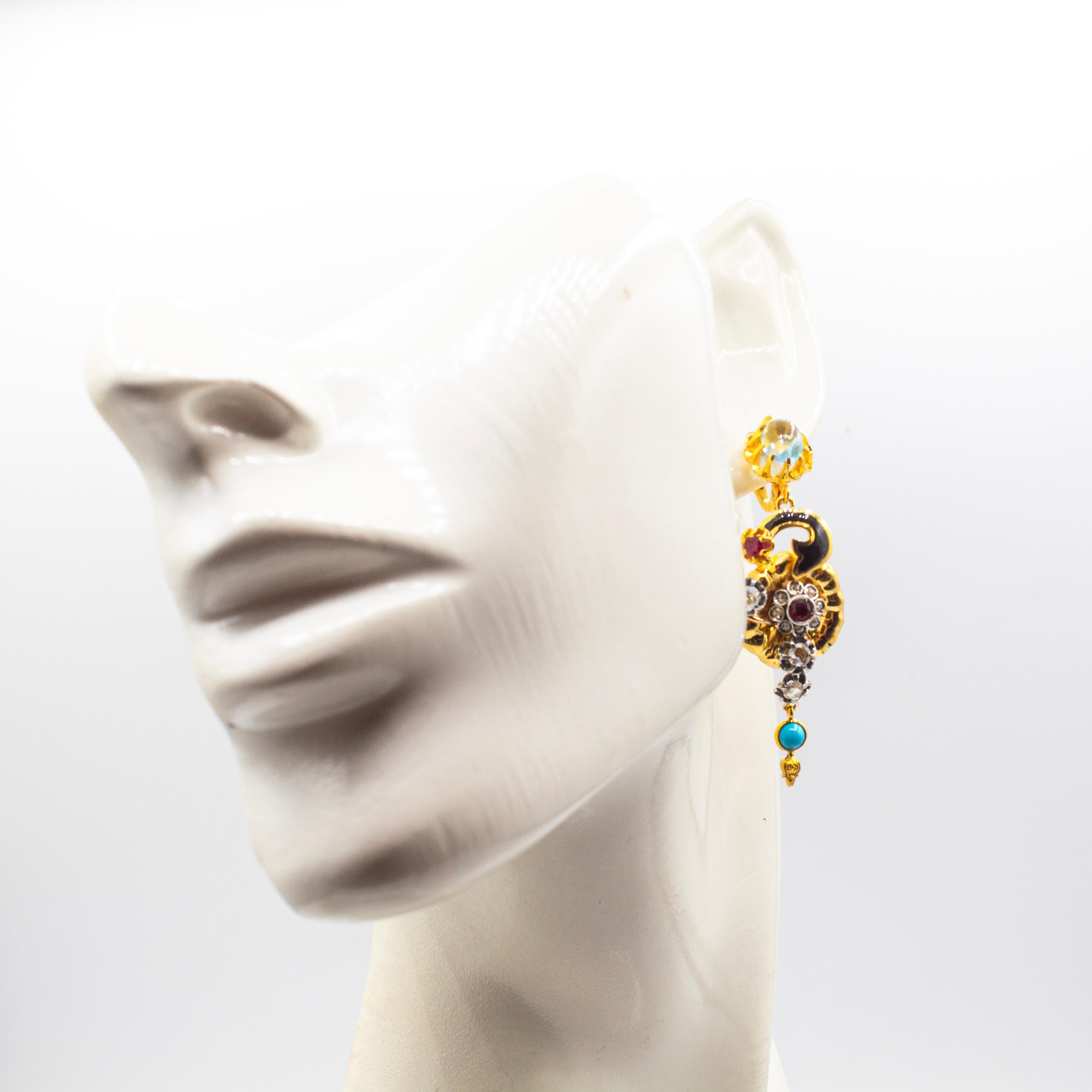 Orecchini Art Nouveau con diamanti bianchi, turchese, rubino, topazio blu, oro giallo e fiori in vendita 2
