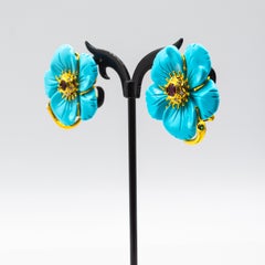 Orecchini con fiori a clip in oro giallo, diamante bianco, turchese e rubino.