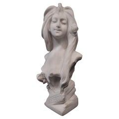 Buste de jeune femme en marbre blanc Art Nouveau