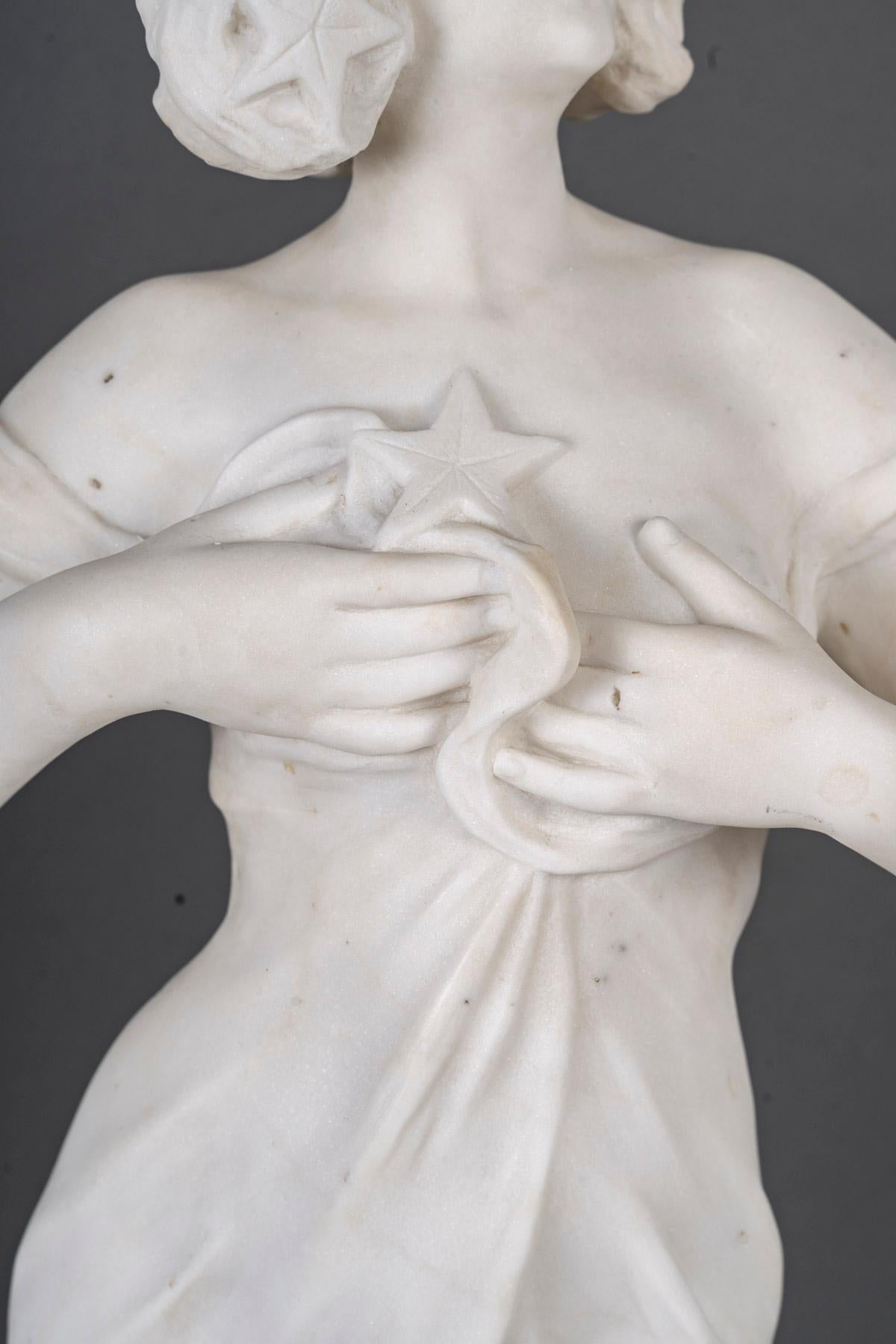 Scultura che rappresenta la stella del mattino, in marmo bianco, del periodo Art Nouveau.
H. 69 cm. L: 27cm, P: 20cm