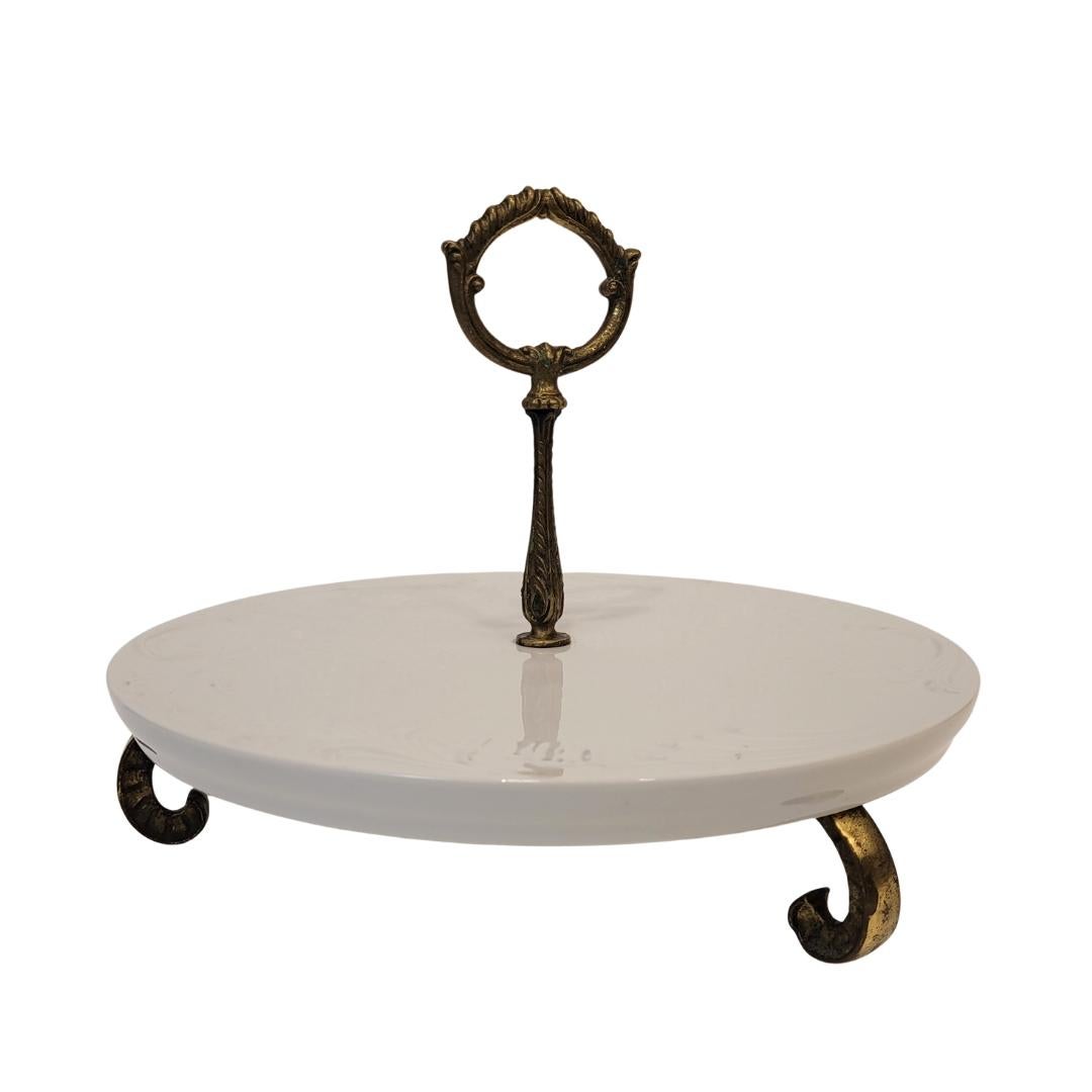 Elegante und zarte Tortenplatte aus weißem Porzellan, ideal zum Servieren von Desserts oder Käse, mit dem Markenzeichen von Limoges. Eine vergoldete Bronzesäule in der Mitte ist mit einem eleganten Griff versehen, der den Transport erleichtert. Er