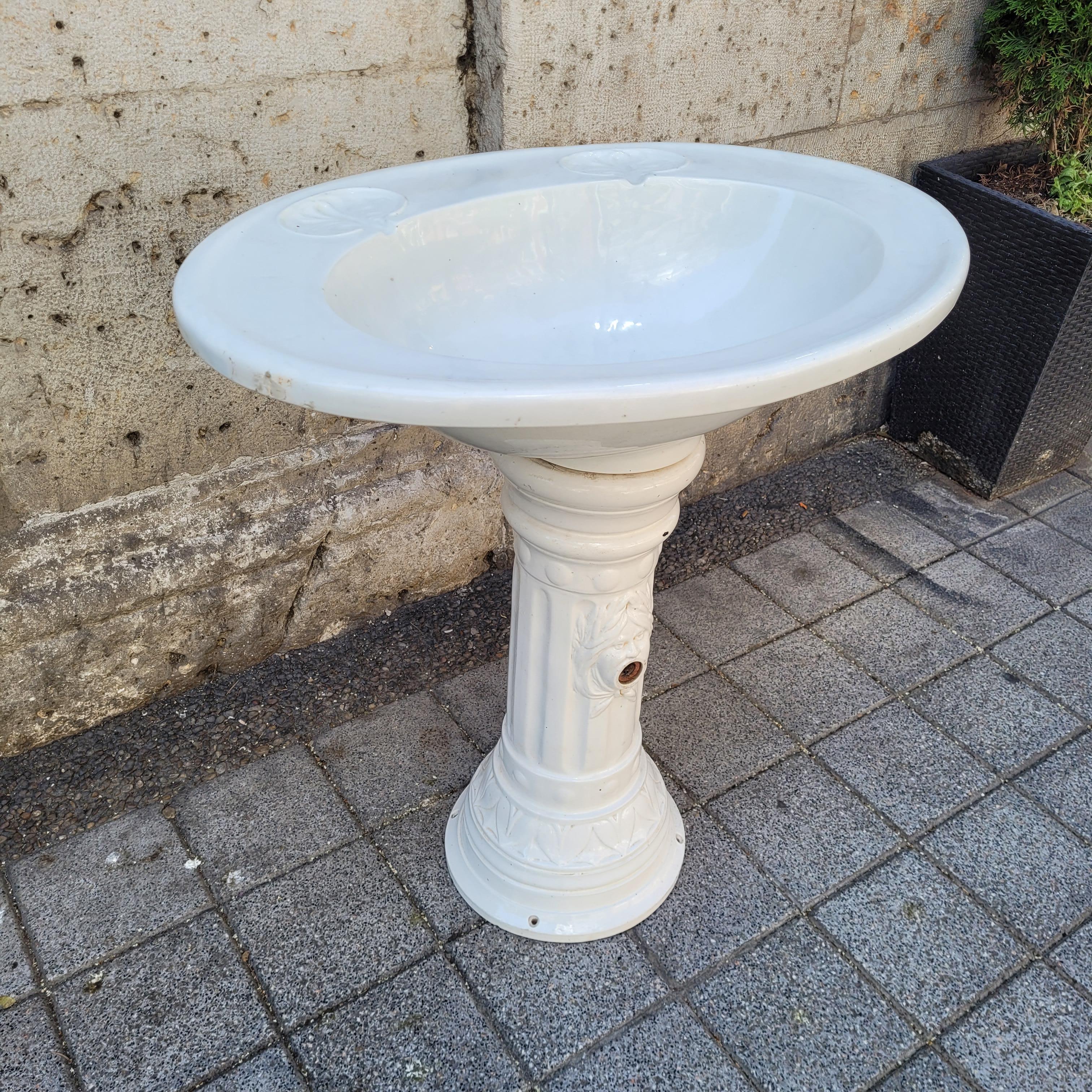 Jugendstil Waschbecken aus weißem Porzellan mit Pilaster Frankreich im Angebot 6