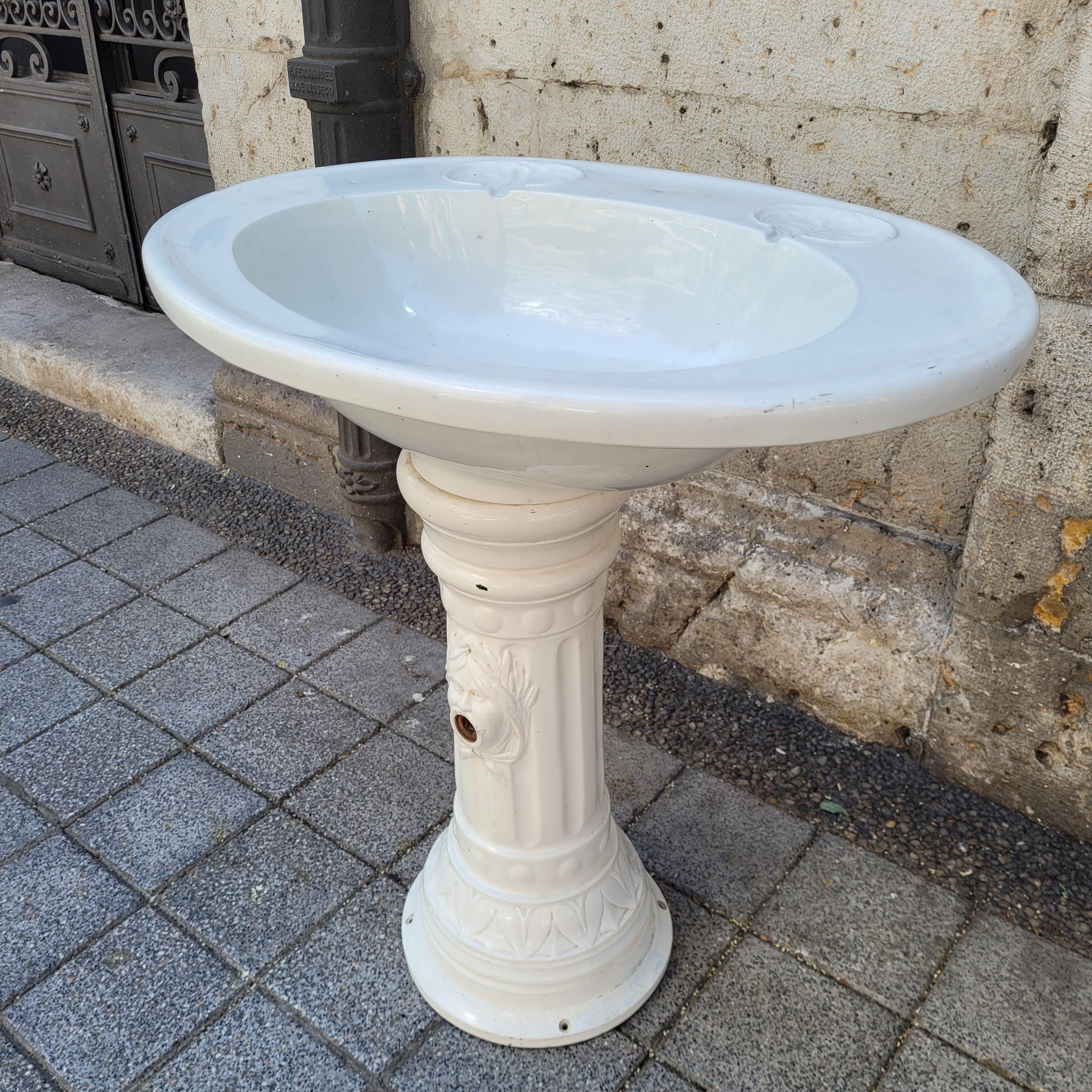 Jugendstil Waschbecken aus weißem Porzellan mit Pilaster Frankreich im Angebot 13