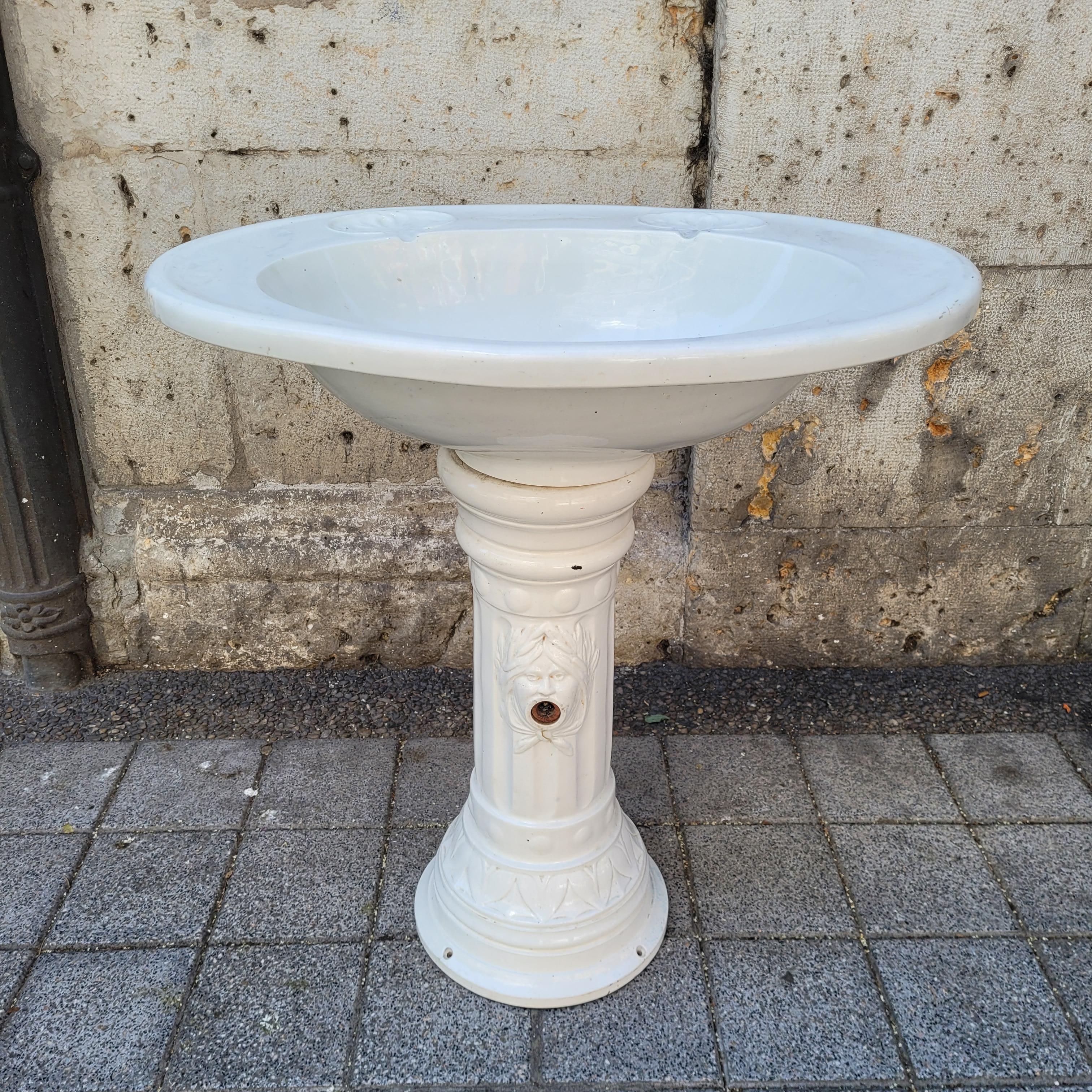 Jugendstil Waschbecken aus weißem Porzellan mit Pilaster Frankreich (Französisch) im Angebot