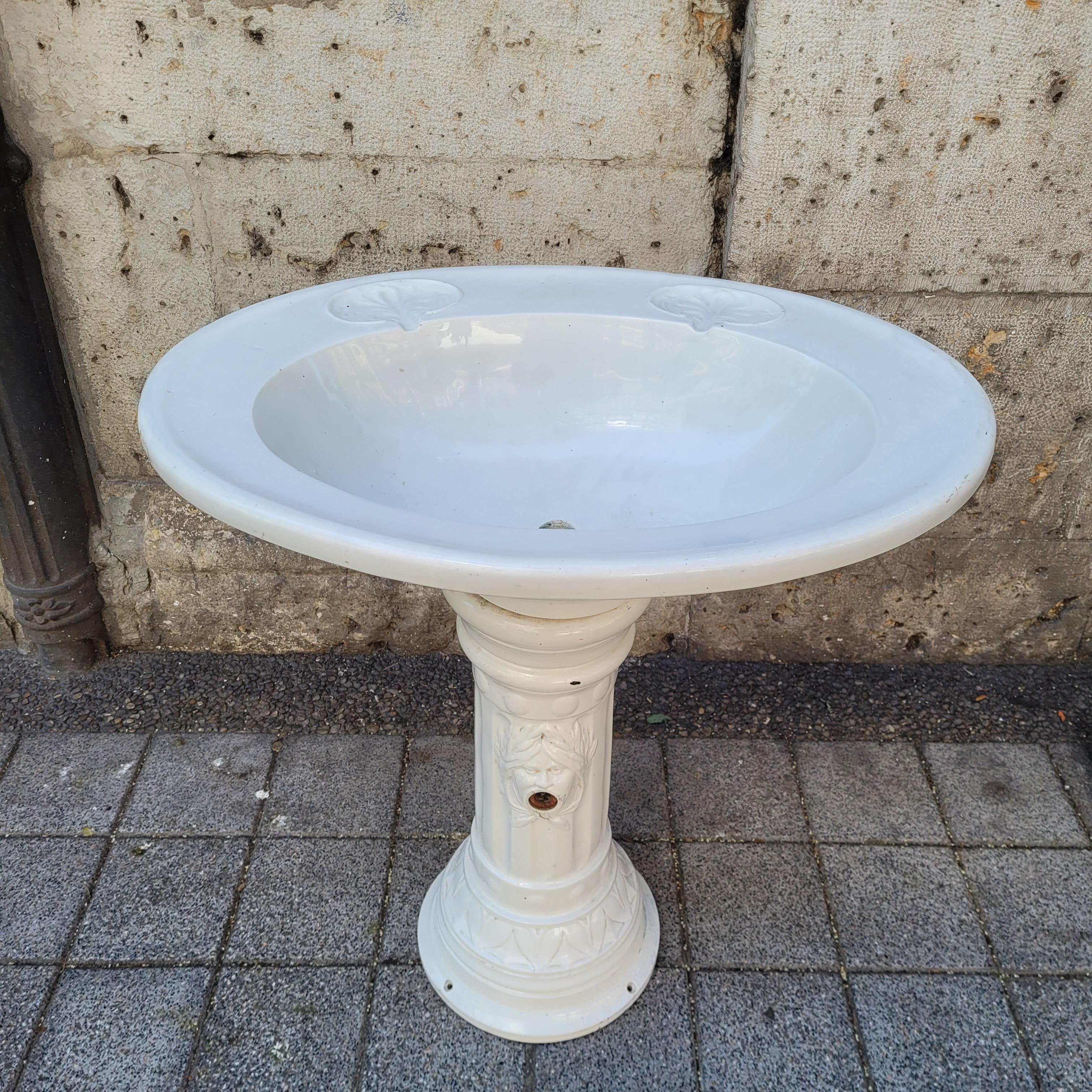 Jugendstil Waschbecken aus weißem Porzellan mit Pilaster Frankreich (Mitte des 20. Jahrhunderts) im Angebot