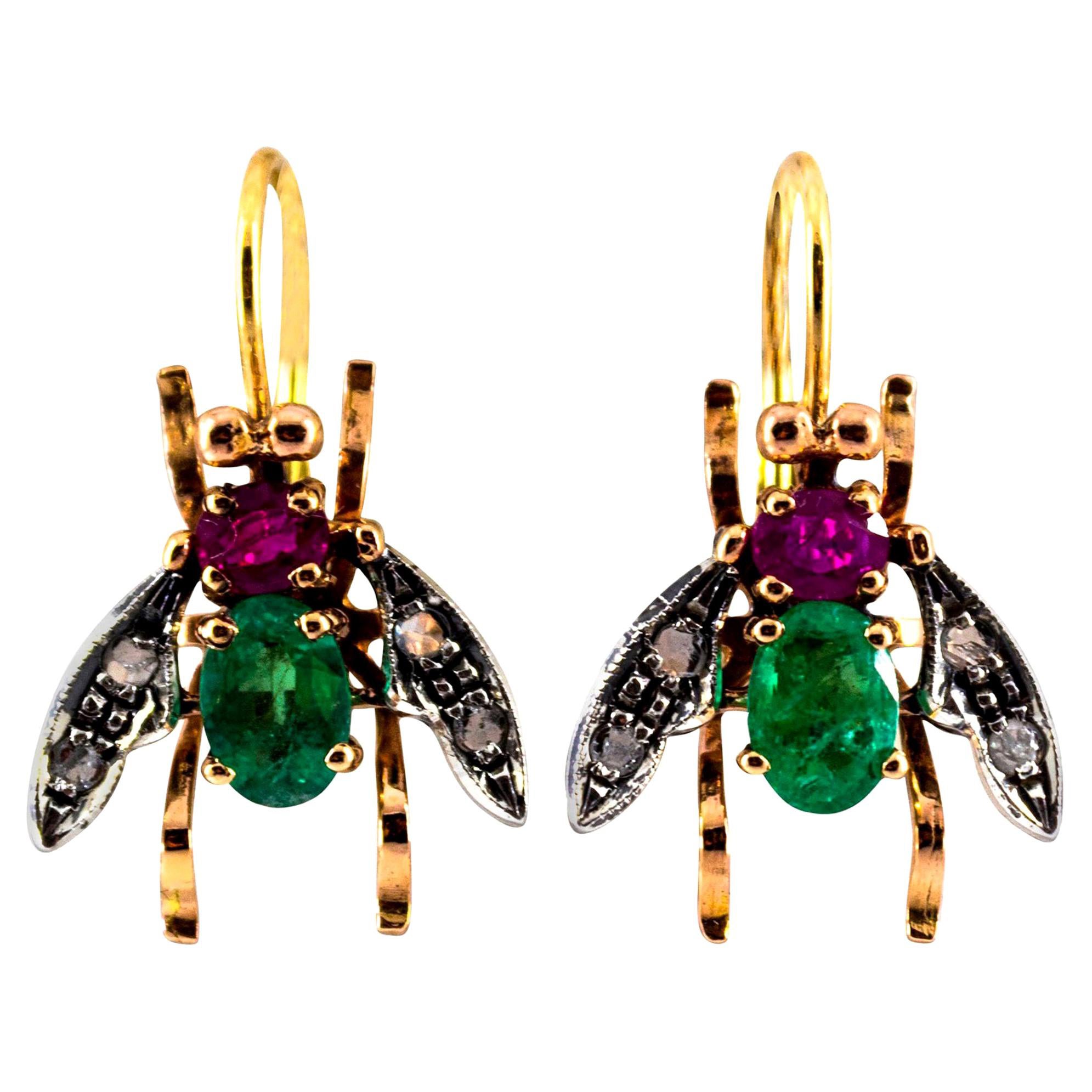 Jugendstil-Ohrringe „Flies“ mit weißem Diamanten im Rosenschliff, Rubin und Smaragd in Gelbgold im Angebot