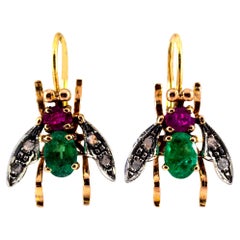 Jugendstil-Ohrringe „Flies“ mit weißem Diamanten im Rosenschliff, Rubin und Smaragd in Gelbgold
