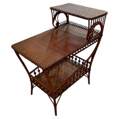 Table d'appoint Art Nouveau en osier à trois marches en finition Nature avec surfaces tressées