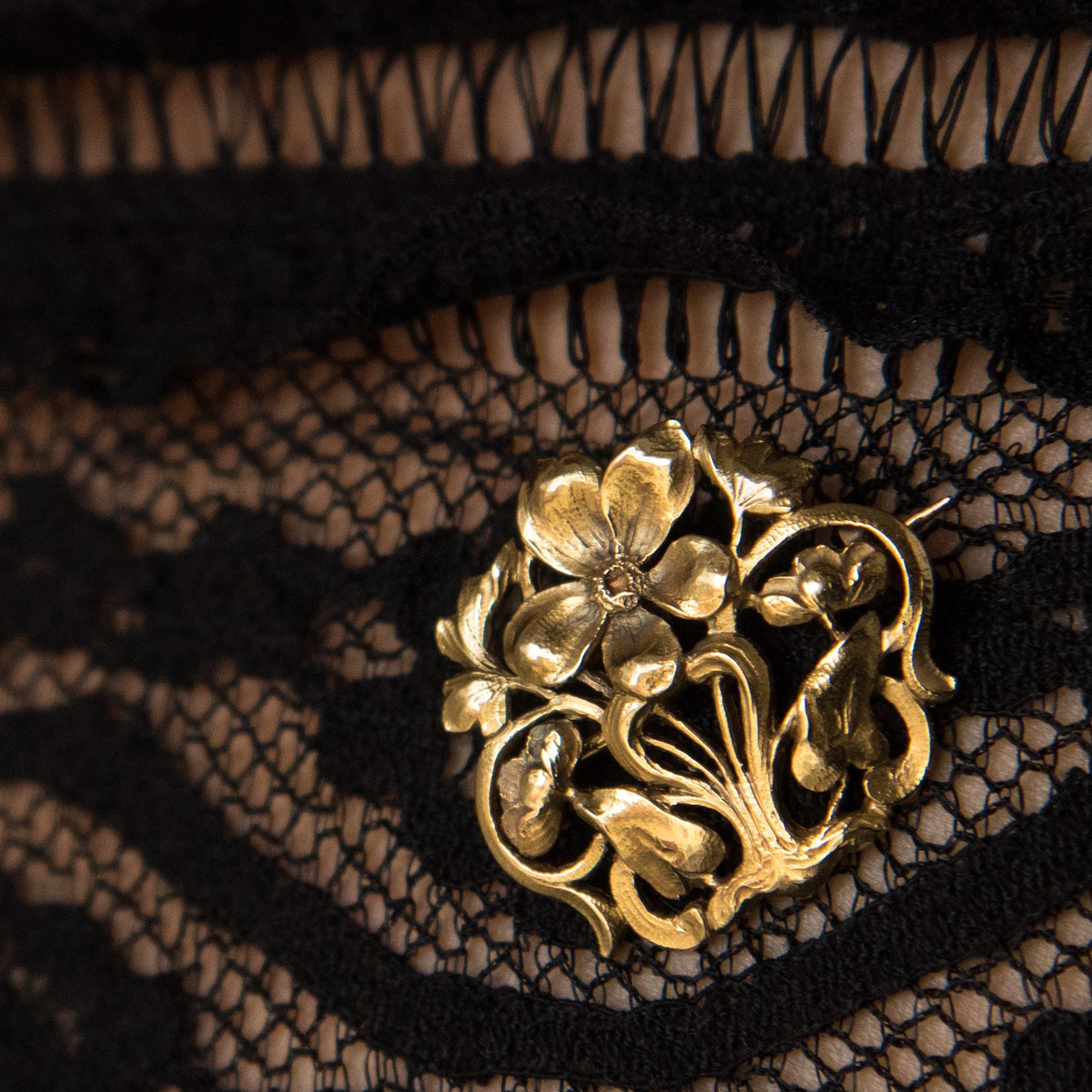 Brosche aus 18 Karat Gelbgold, Adlerkopfpunze.
Dieses schöne antike Schmuckstück stellt einen Korb mit Blumen dar, der fein ziseliert und durchbrochen ist. Der Verschluss ist eine Nadel mit Sicherheitshaken.
Höhe: 2,5 cm, breiteste Stelle: 2,6