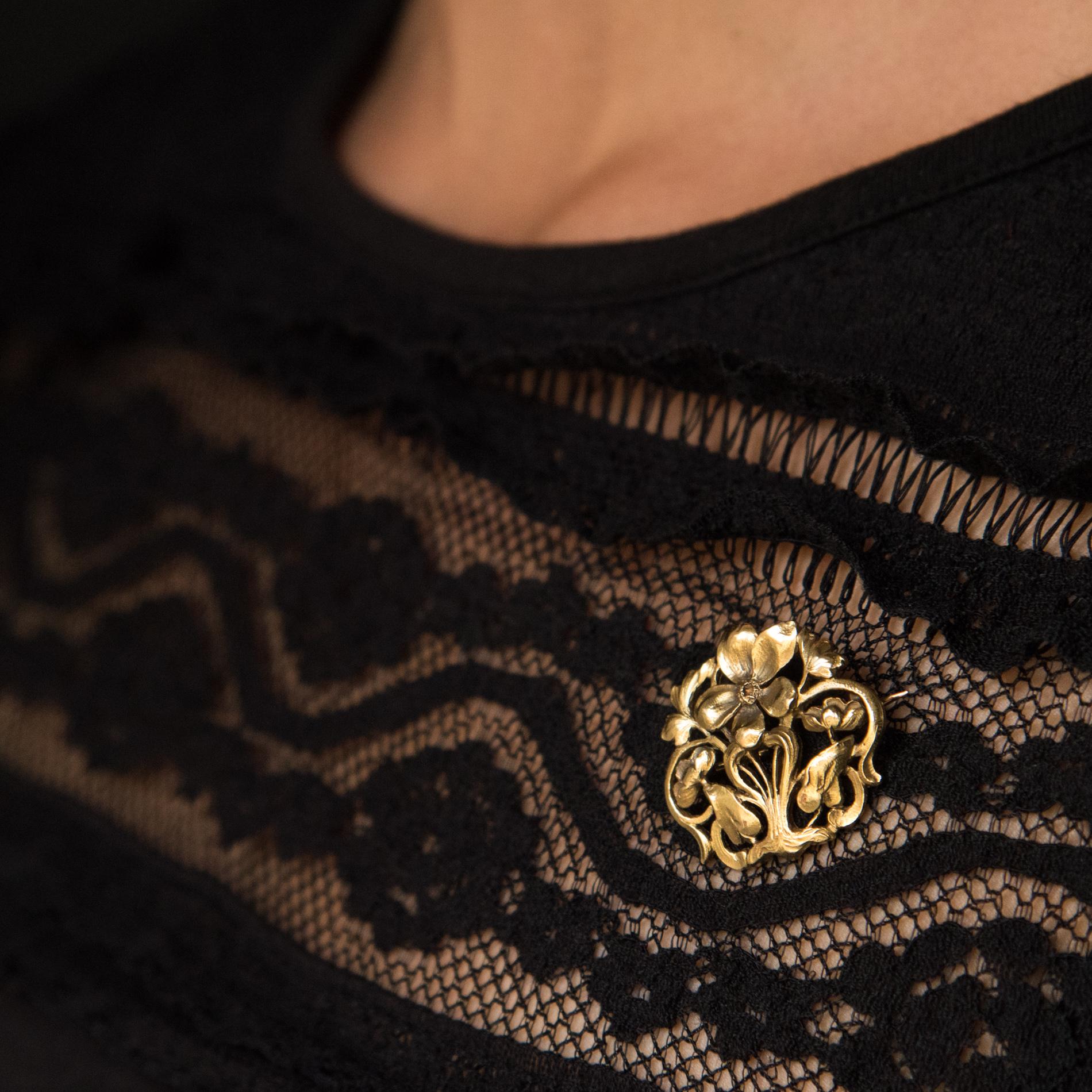 Women's Art Nouveau Wiese Spirit 18 Karat Yellow Gold Antique Brooch For Sale