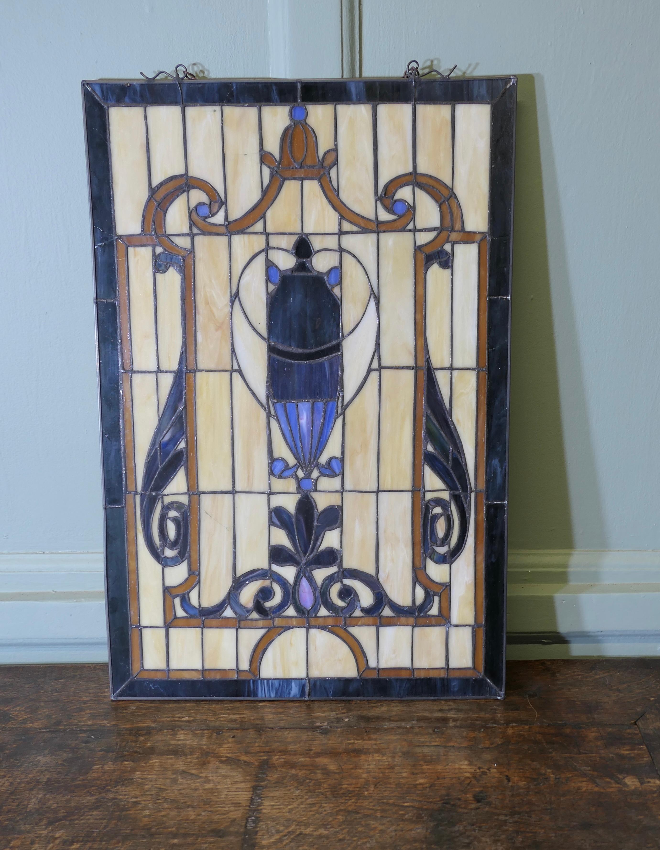 Pannello di vetro appeso alla finestra in stile Art Nouveau

Si tratta di un pezzo elegante, con una fine lavorazione del piombo molto attraente.
Il design del pannello mostra un tipico disegno Art Nouveau stilizzato.
Il pannello può essere appeso