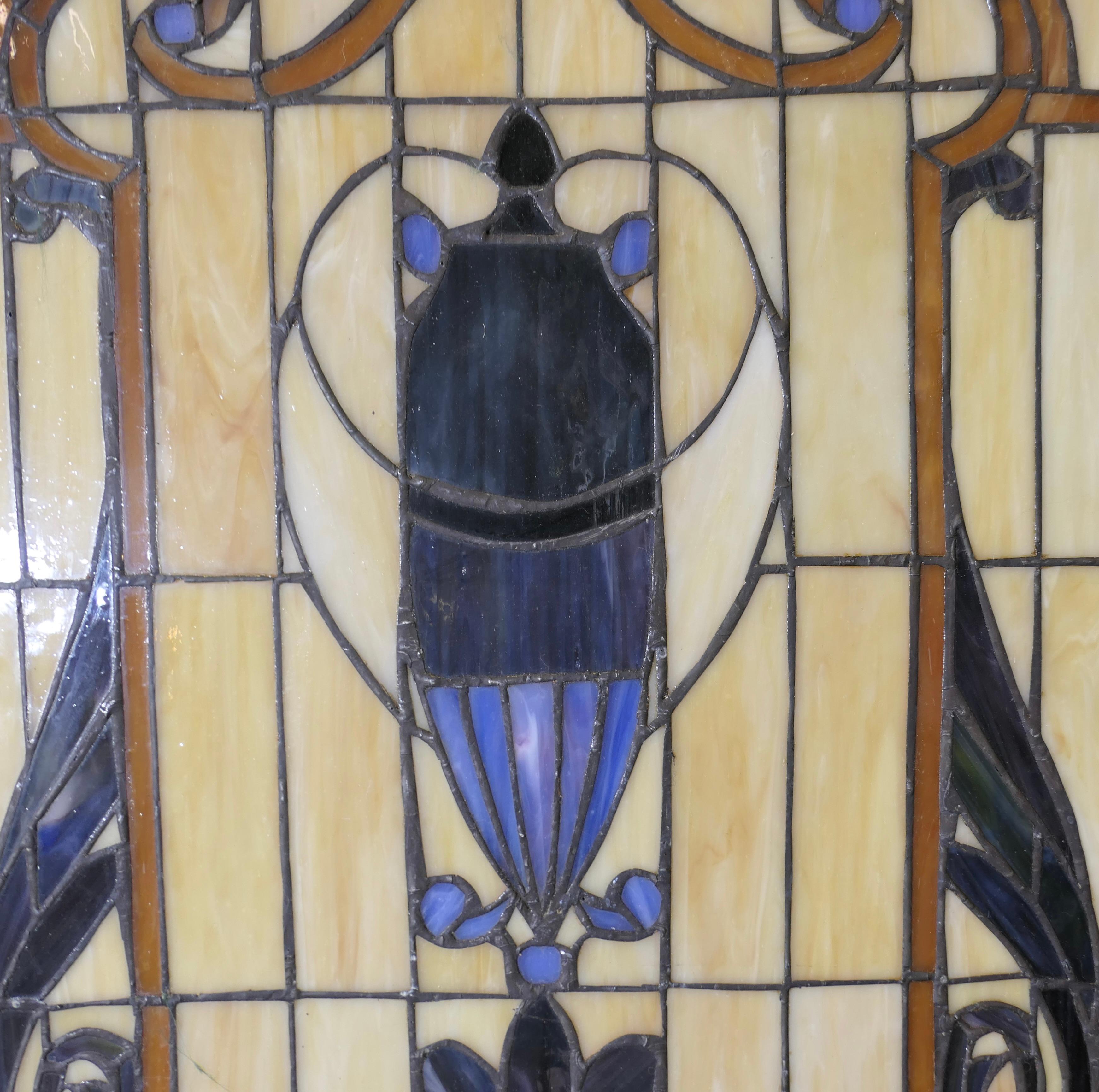 Pannello di vetro appeso alla finestra in stile Art Nouveau  Questo è un pezzo elegante In condizioni buone in vendita a Godshill, Isle of Wight