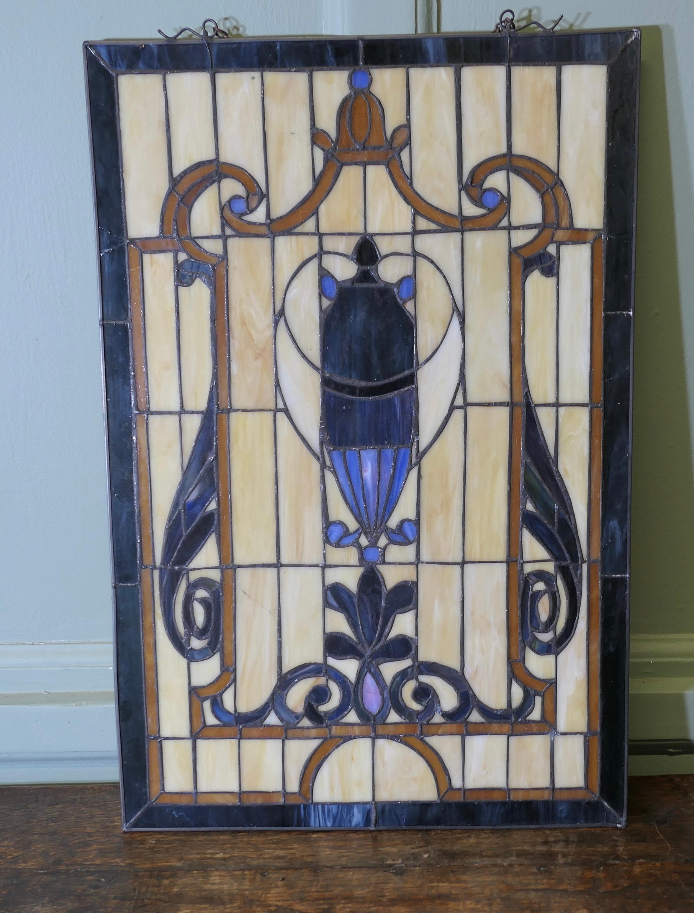 XX secolo Pannello di vetro appeso alla finestra in stile Art Nouveau  Questo è un pezzo elegante in vendita