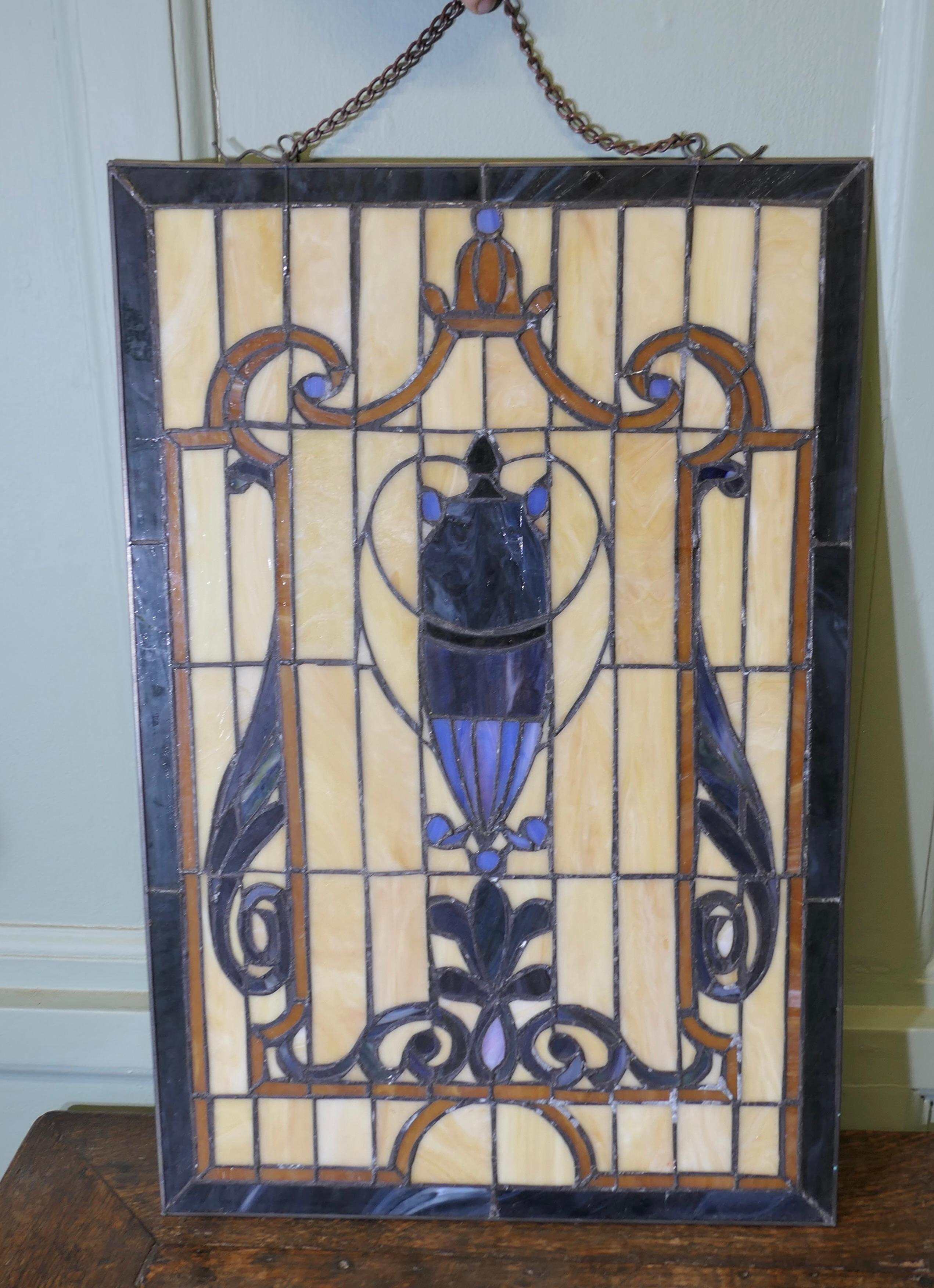 Vetro colorato Pannello di vetro appeso alla finestra in stile Art Nouveau  Questo è un pezzo elegante in vendita