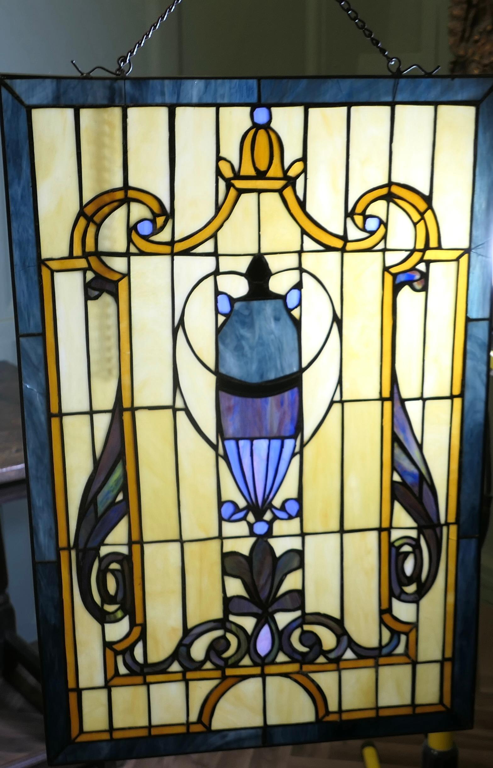 Pannello di vetro appeso alla finestra in stile Art Nouveau  Questo è un pezzo elegante in vendita 1