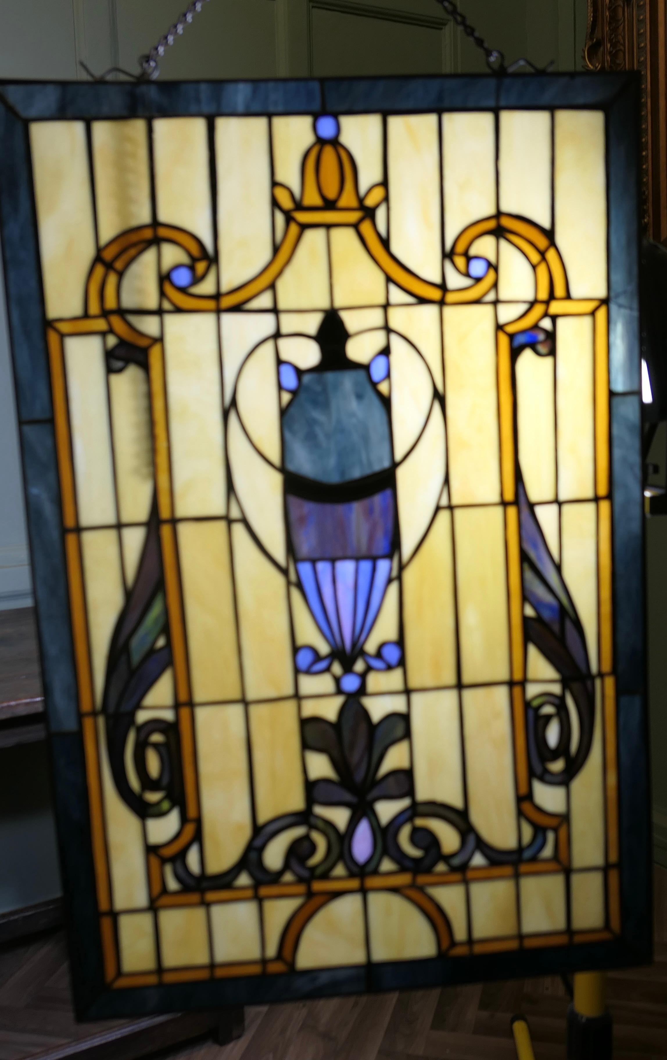Pannello di vetro appeso alla finestra in stile Art Nouveau  Questo è un pezzo elegante in vendita 2