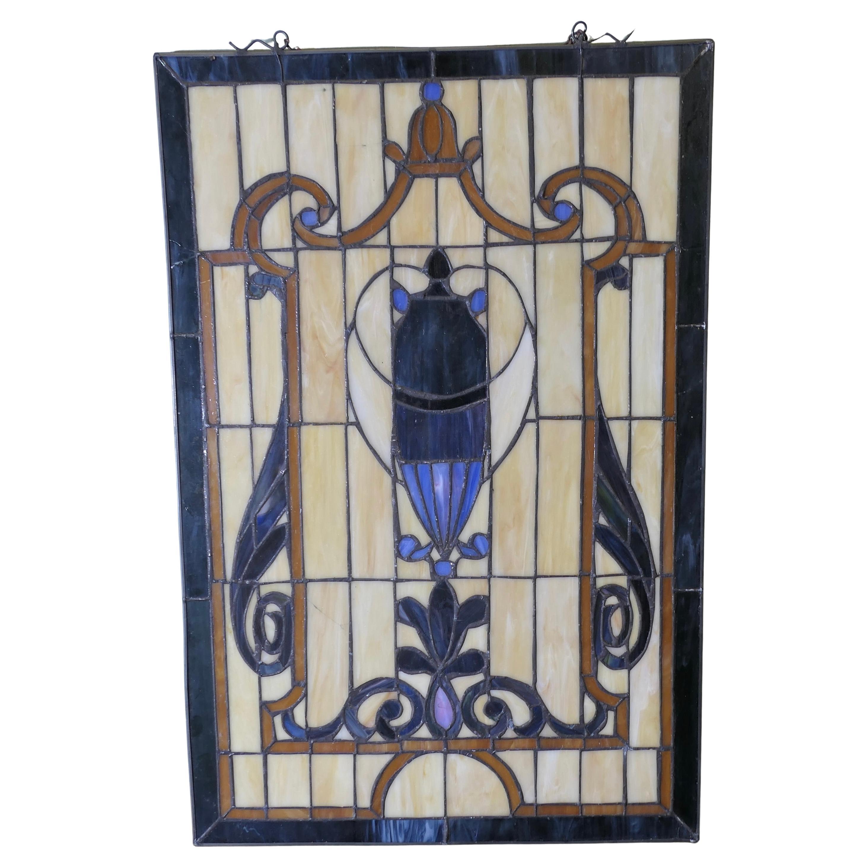 Pannello di vetro appeso alla finestra in stile Art Nouveau  Questo è un pezzo elegante in vendita