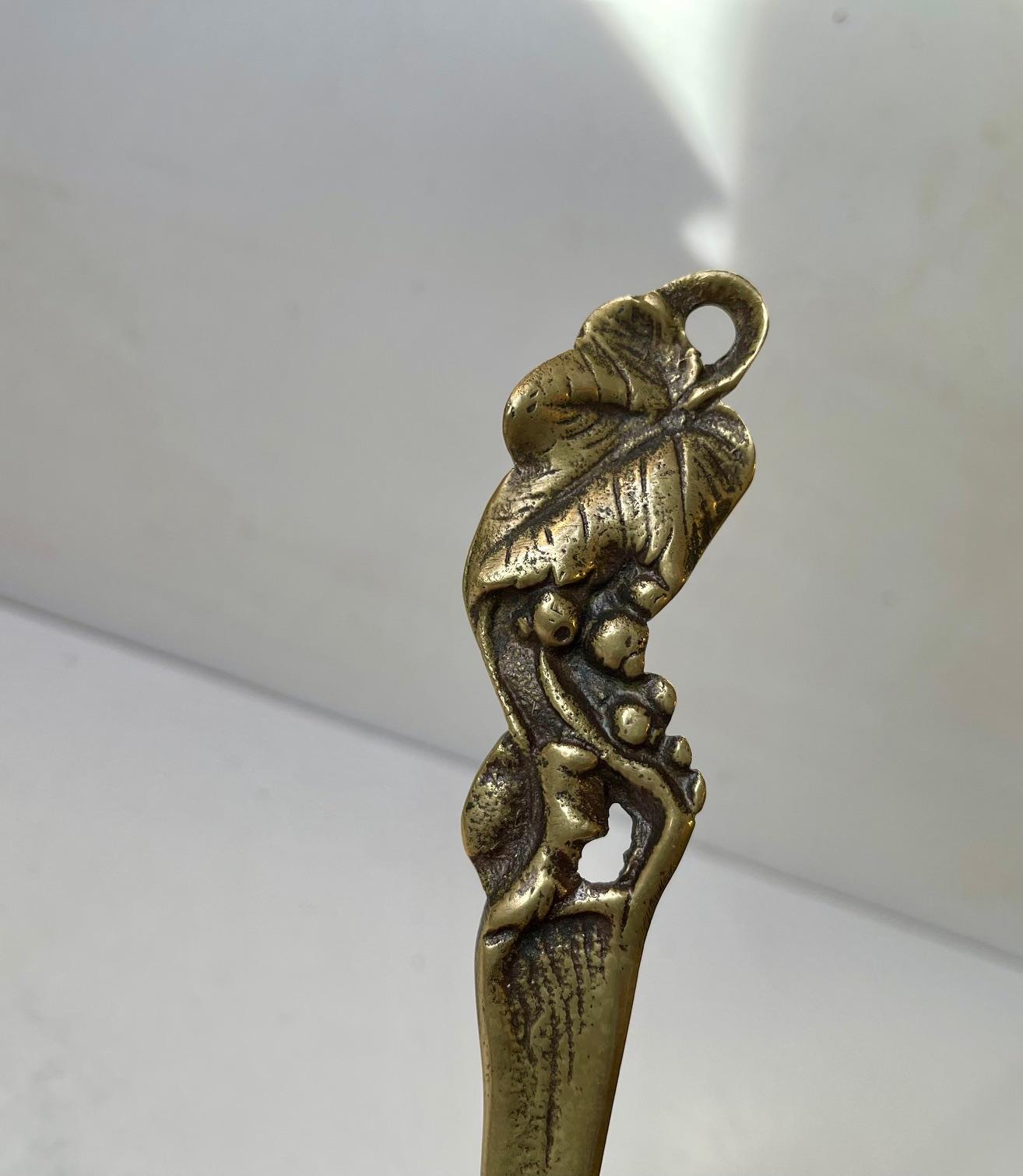 Art Nouveau Wine Leaf Dish & Letter Opener in Brass In Good Condition For Sale In Esbjerg, DK