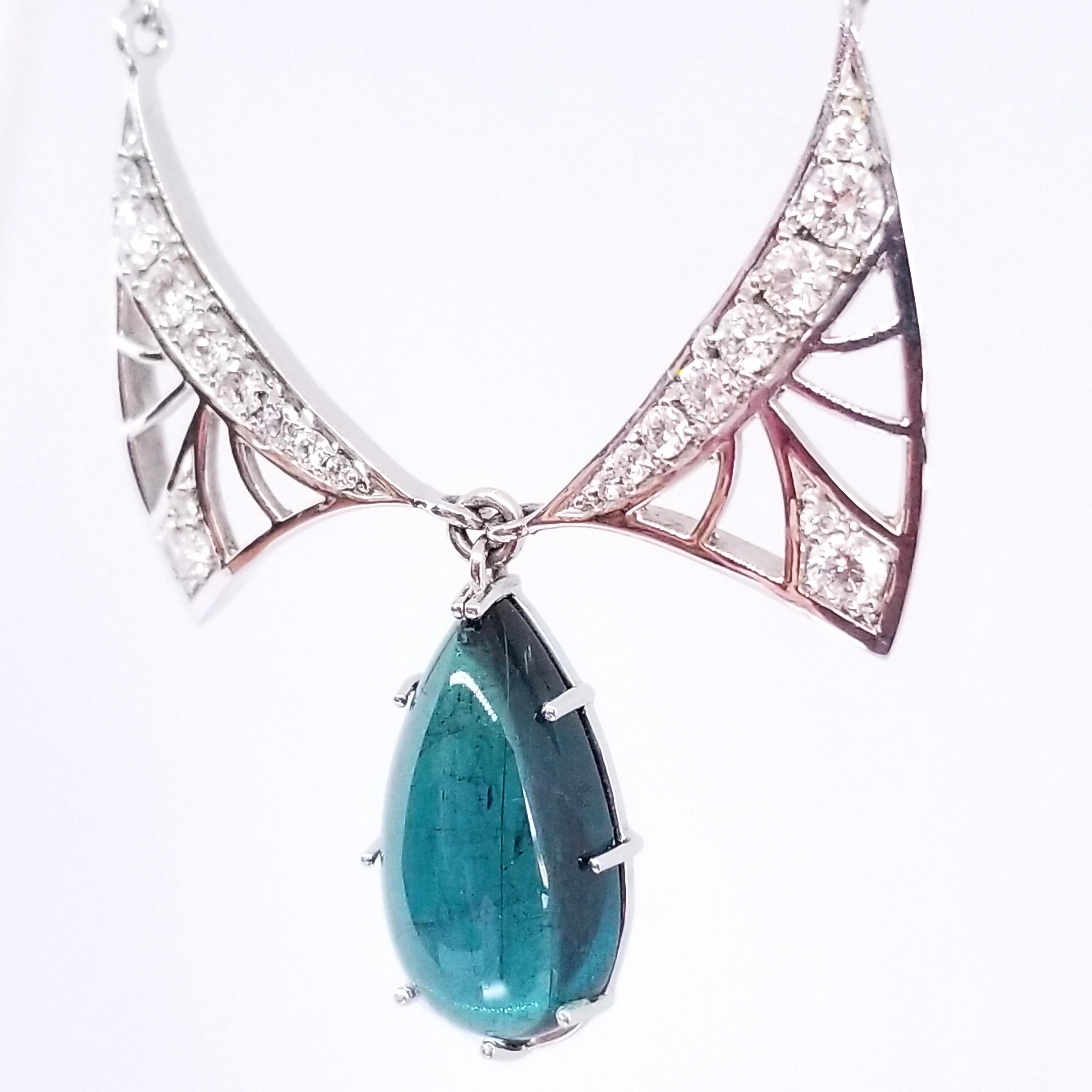 Diese individuell gestaltete und gefertigte, einzigartige Tropfen-Halskette des Kunsthandwerkers Tom Castor ist in Jugendstil-Tradition, zart und offen, mit Diamantflügeln. Eingerahmt von den Flügeln ist ein natürlicher Indicolite Blue Turmalin mit