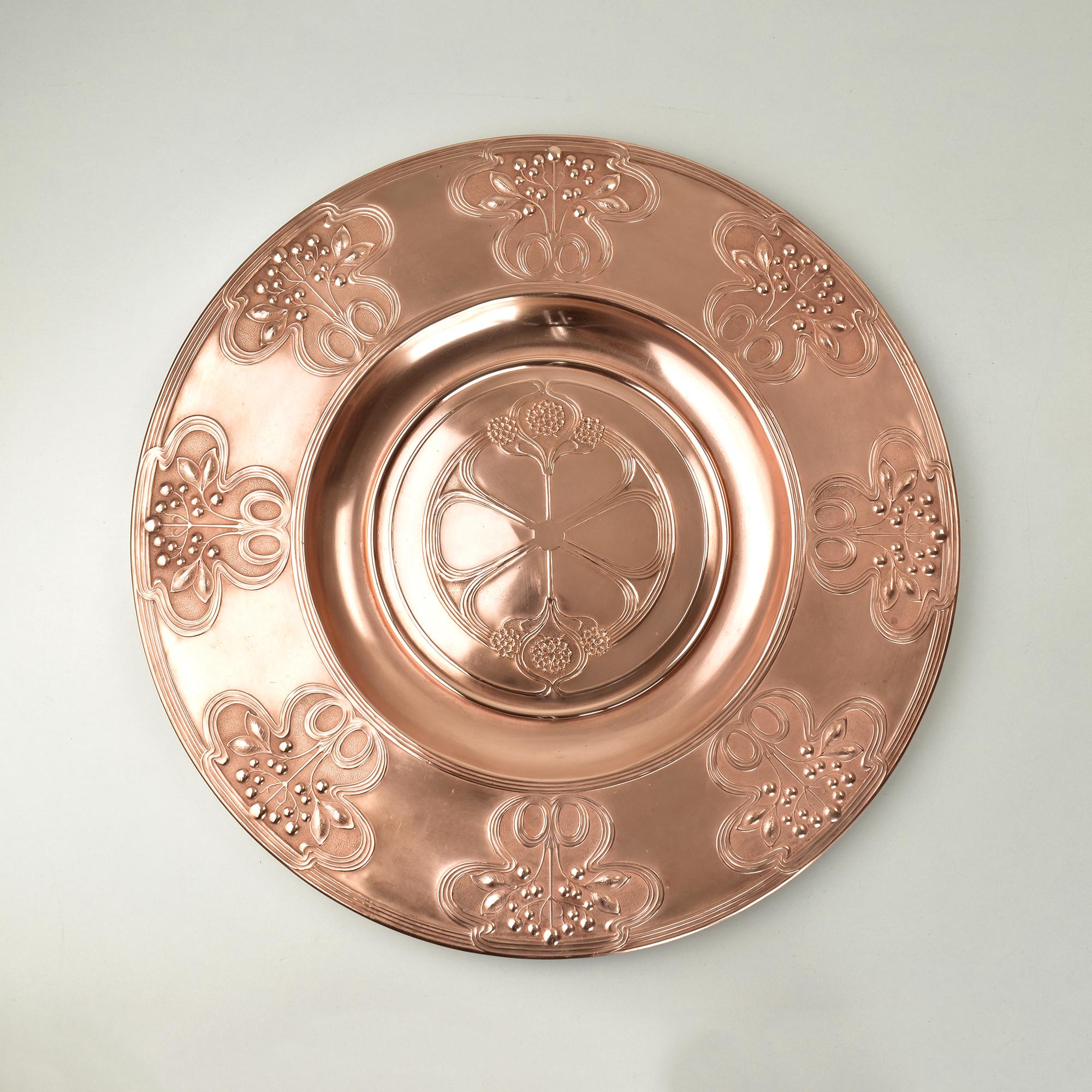 Jugendstil WMF Kupferwandteller mit Blumenrelief, Deutschland um 1900 (Arts and Crafts) im Angebot