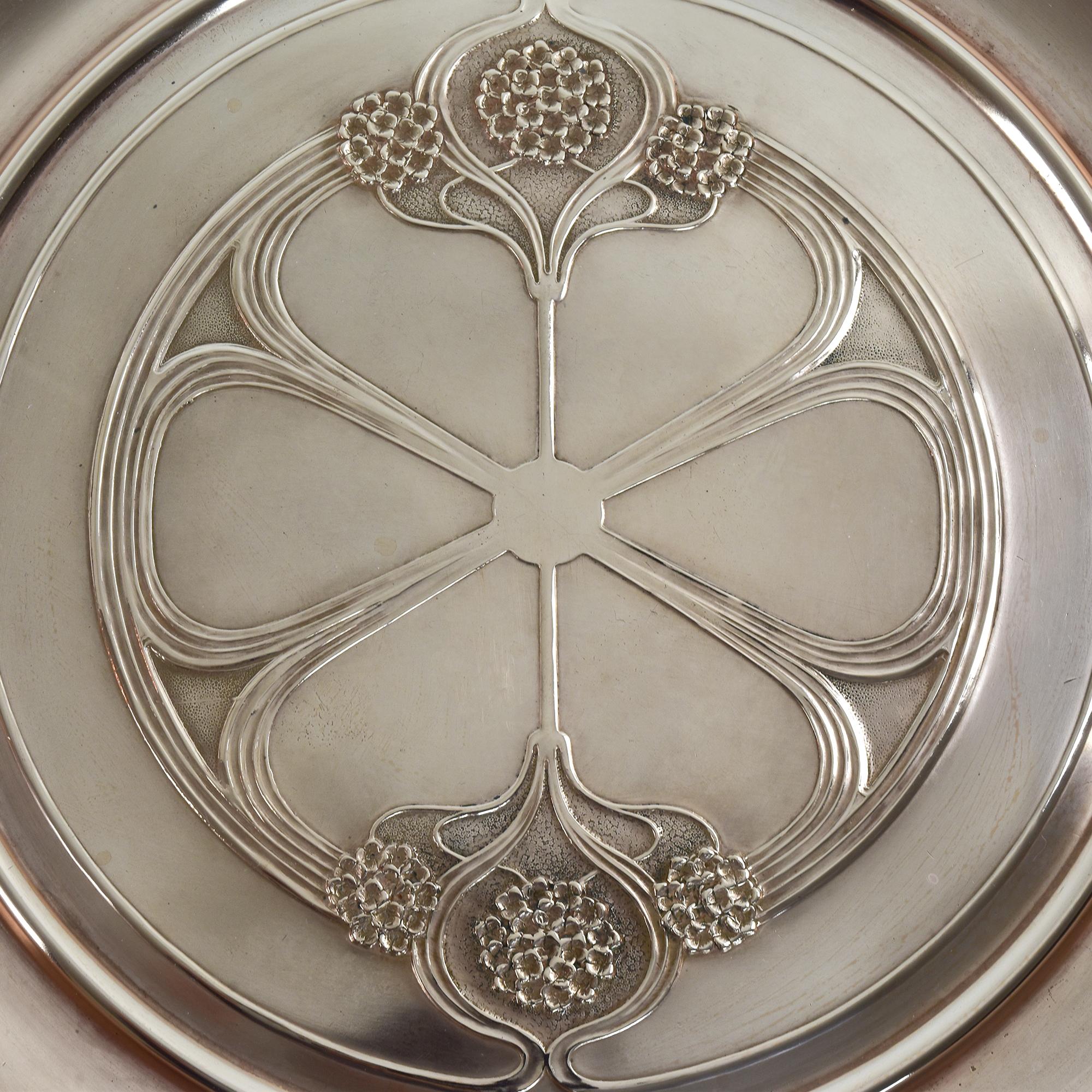 Jugendstil WMF Kupferwandteller mit Blumenrelief, Deutschland um 1900 im Zustand „Gut“ im Angebot in Bad Säckingen, DE