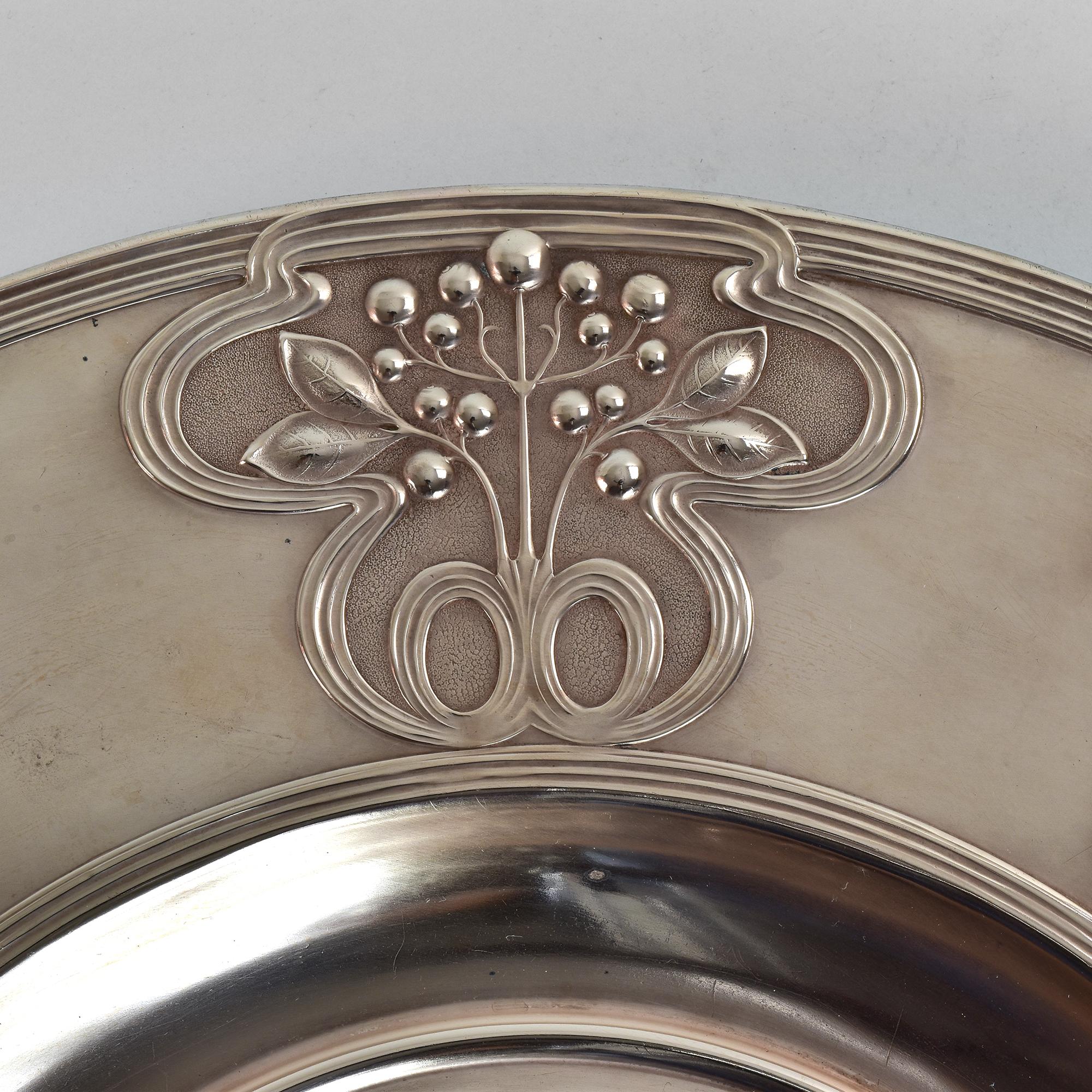 Jugendstil WMF Kupferwandteller mit Blumenrelief, Deutschland um 1900 (Frühes 20. Jahrhundert) im Angebot