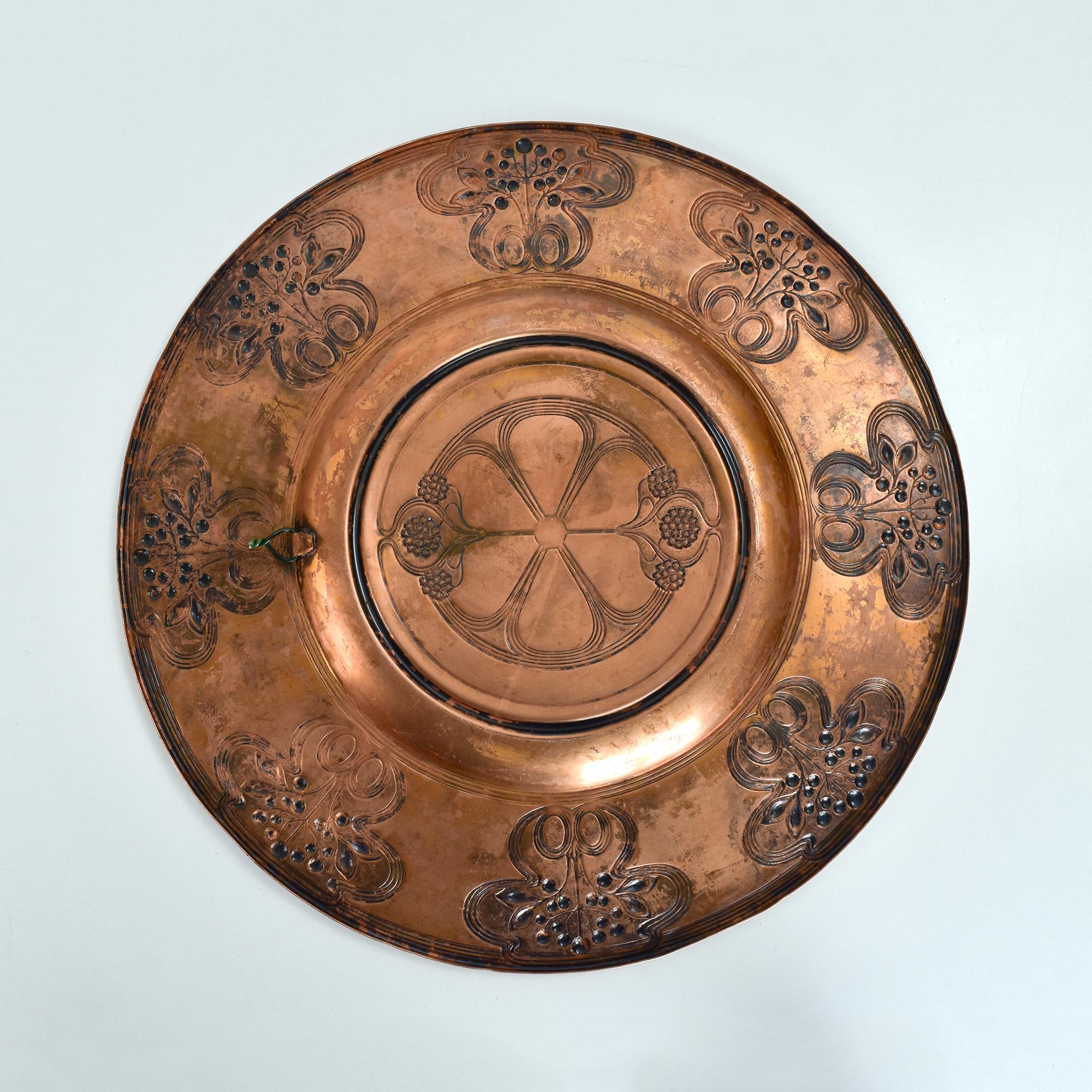Jugendstil WMF Kupferwandteller mit Blumenrelief, Deutschland um 1900 (Metall) im Angebot