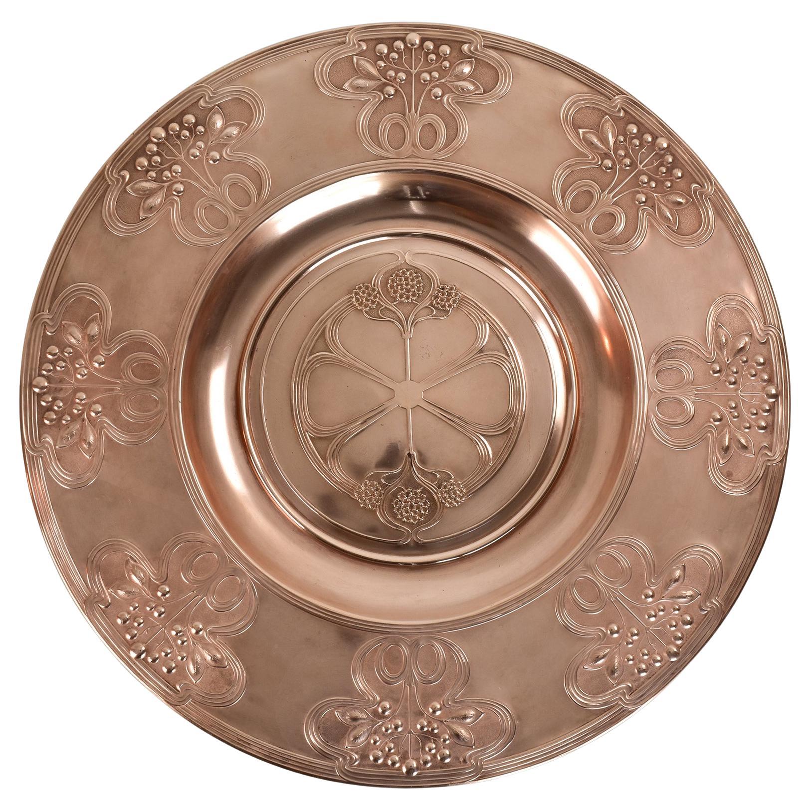 Jugendstil WMF Kupferwandteller mit Blumenrelief, Deutschland um 1900 im Angebot