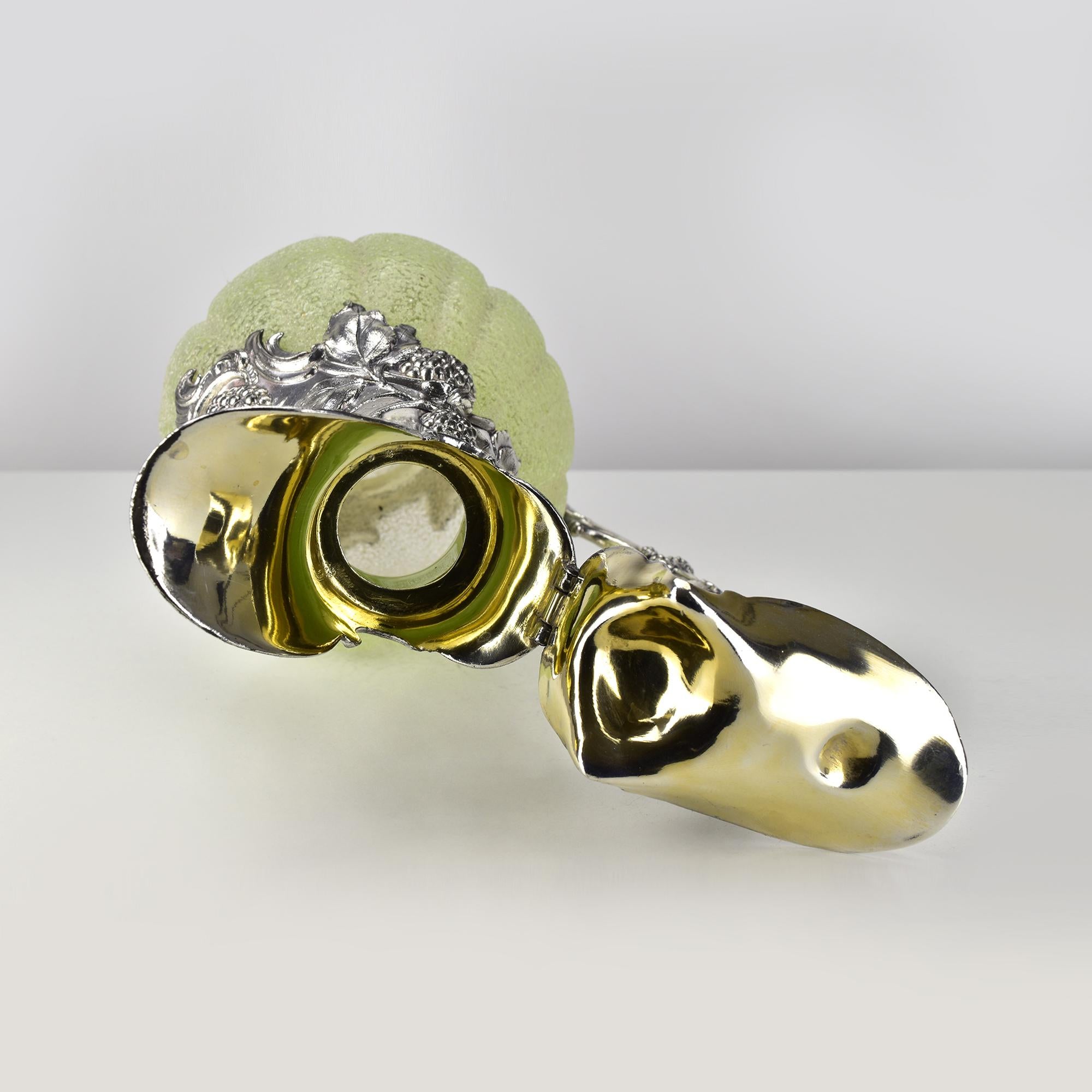 Art Nouveau WMF Jarra de clarete de vidrio verde con motivo de frambuesa plateado en venta 4