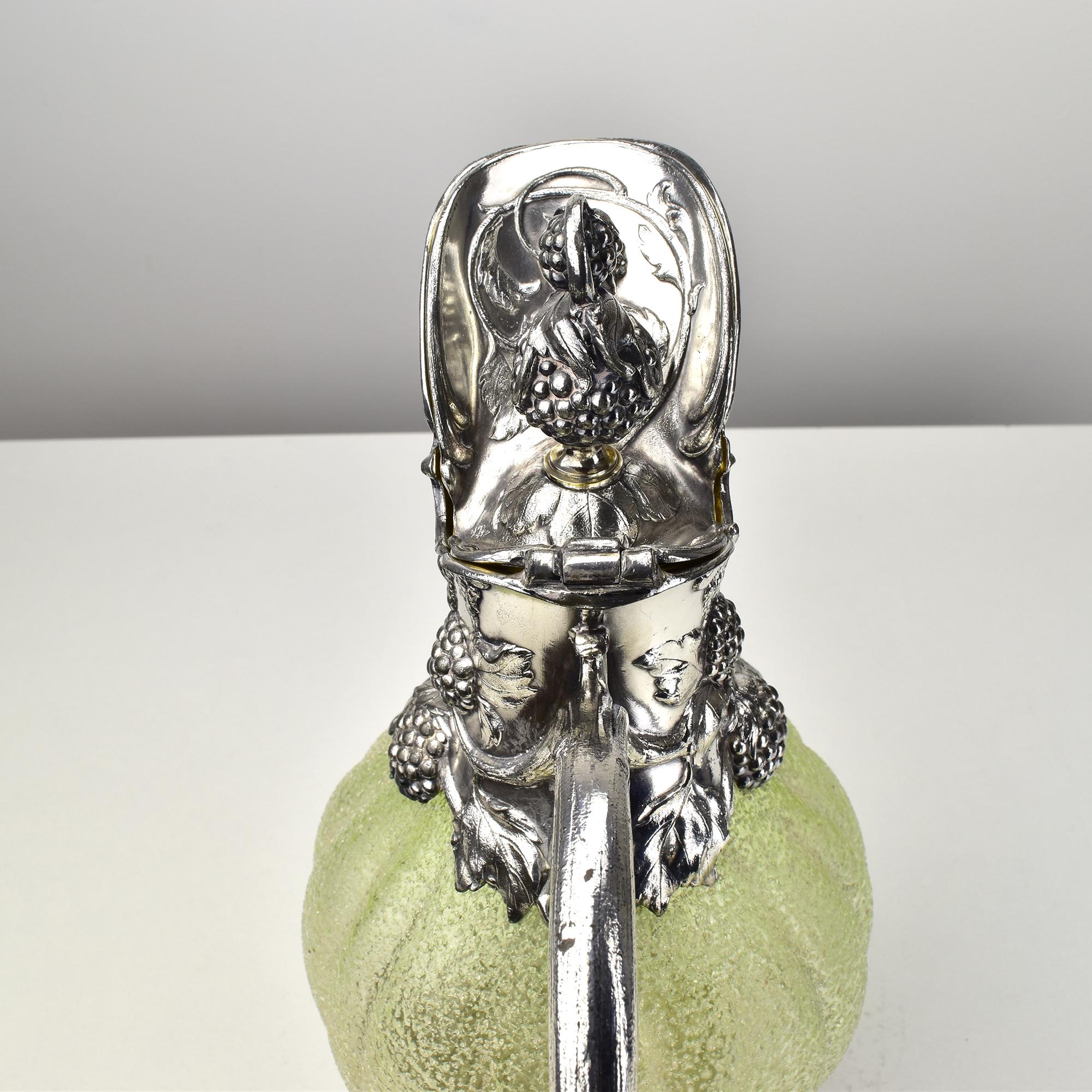 Art Nouveau WMF Jarra de clarete de vidrio verde con motivo de frambuesa plateado en venta 5