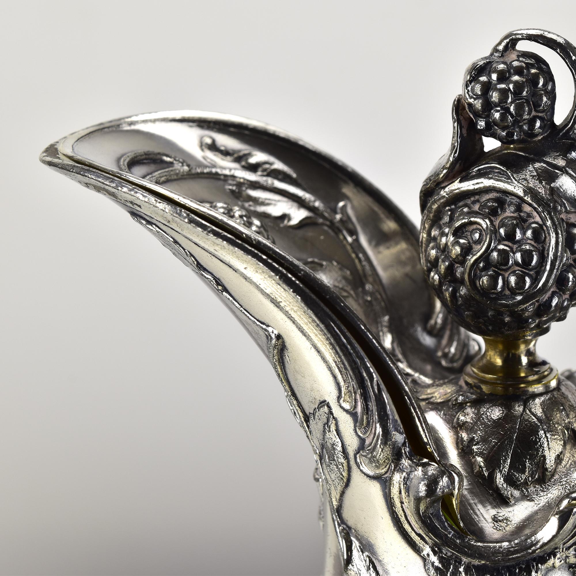 Art Nouveau WMF Jarra de clarete de vidrio verde con motivo de frambuesa plateado en venta 6