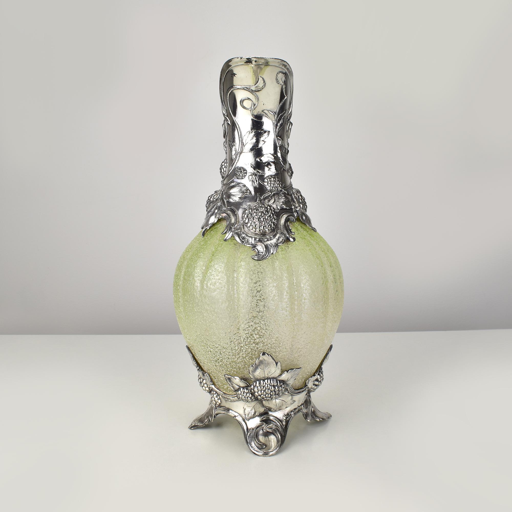 Art Nouveau WMF Jarra de clarete de vidrio verde con motivo de frambuesa plateado Alemán en venta