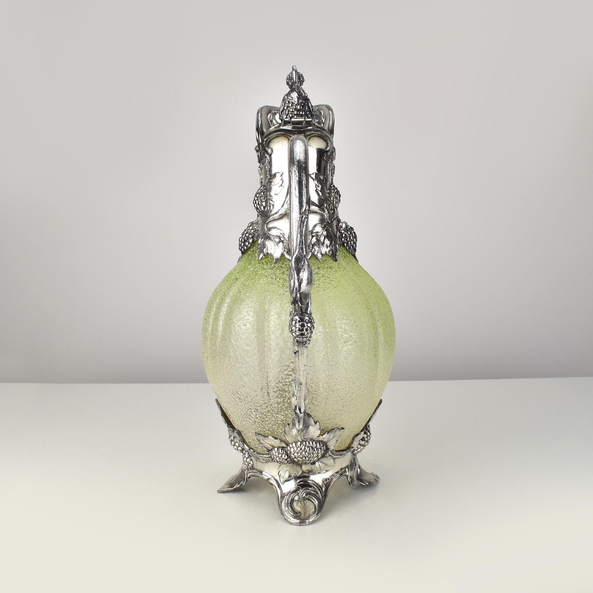 Art Nouveau WMF Jarra de clarete de vidrio verde con motivo de frambuesa plateado en Bueno estado para la venta en Bad Säckingen, DE