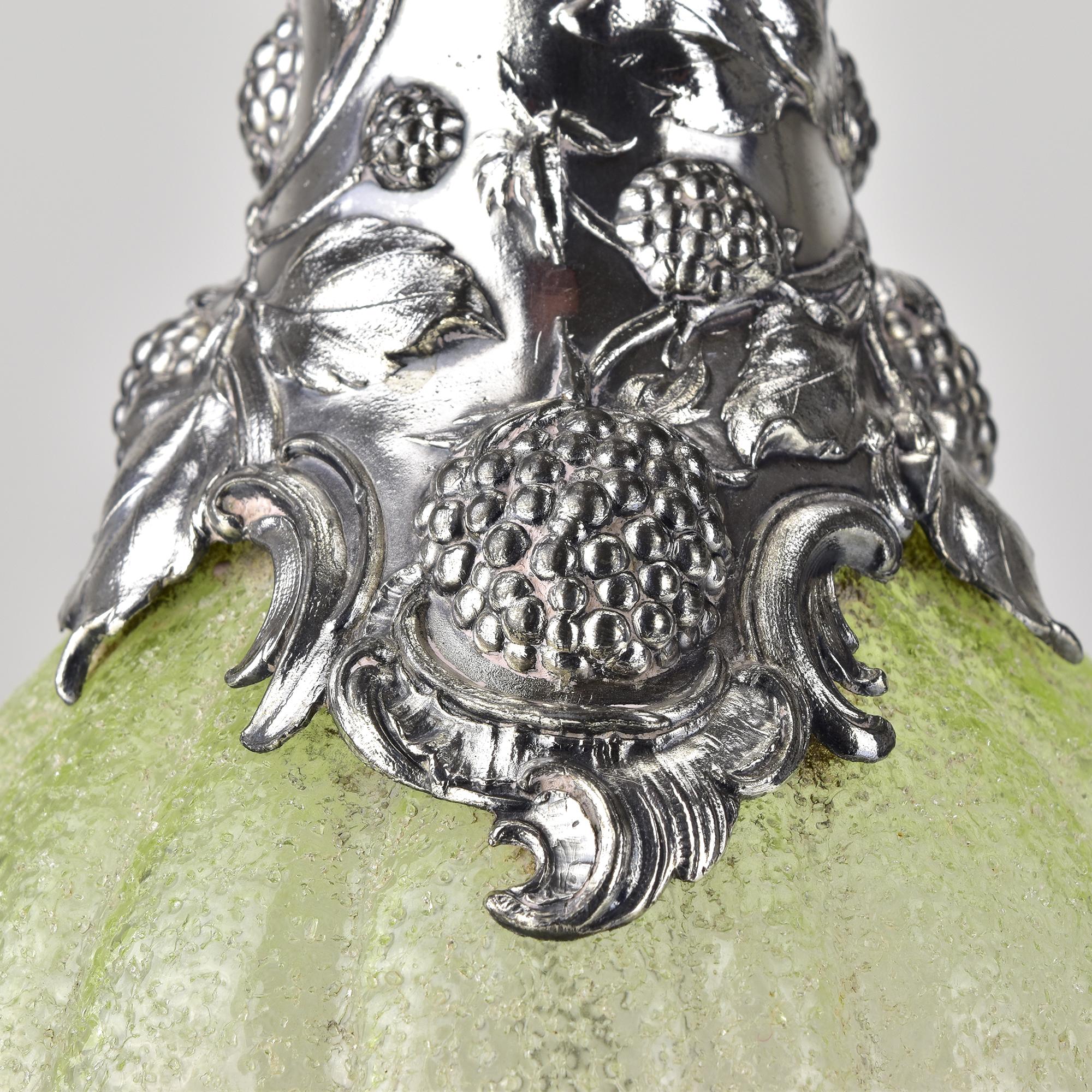 Art Nouveau WMF Jarra de clarete de vidrio verde con motivo de frambuesa plateado principios del siglo XX en venta