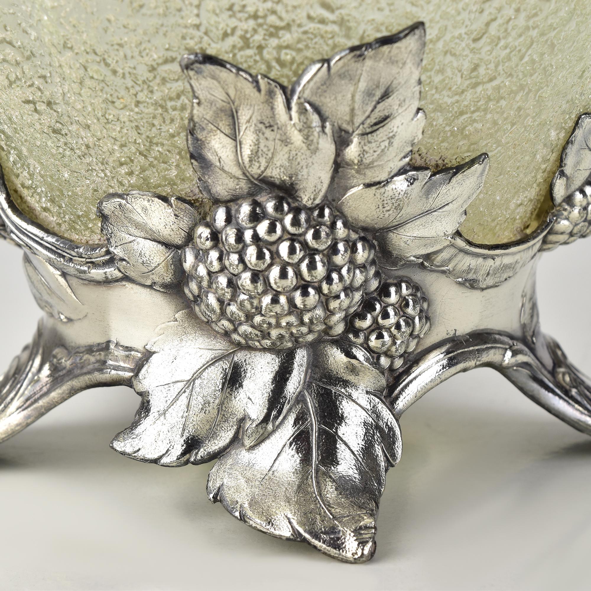 Art Nouveau WMF Jarra de clarete de vidrio verde con motivo de frambuesa plateado Chapado en plata en venta