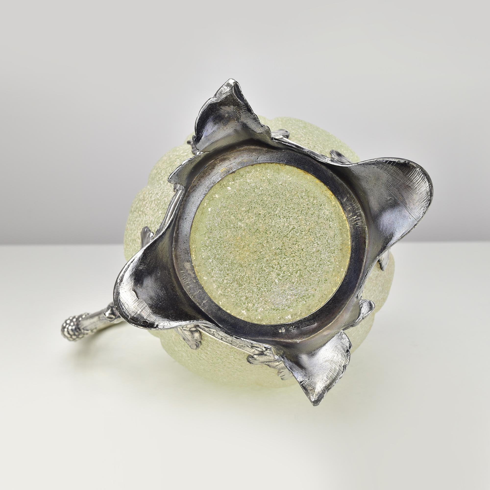Art Nouveau WMF Jarra de clarete de vidrio verde con motivo de frambuesa plateado en venta 2