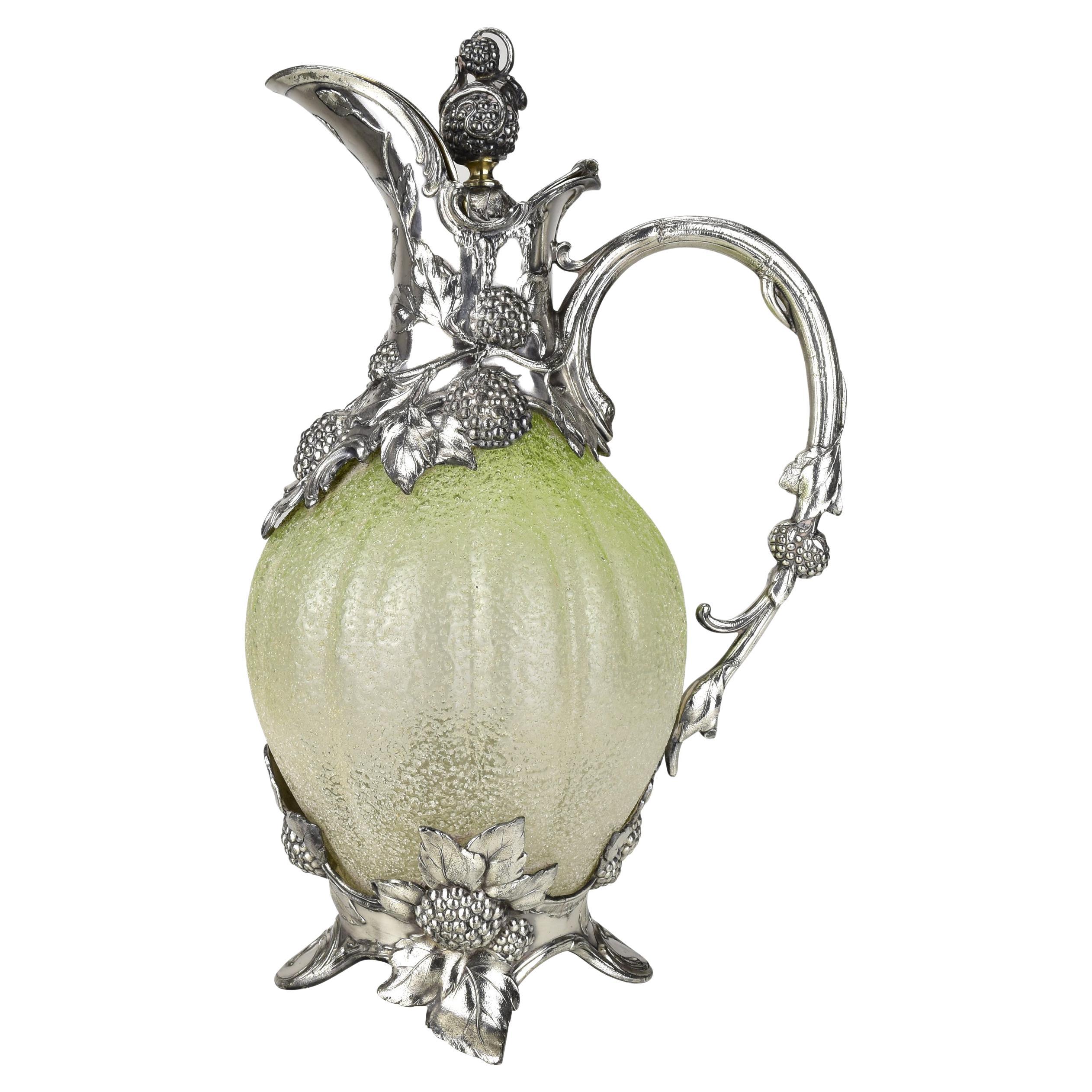 Art Nouveau WMF Jarra de clarete de vidrio verde con motivo de frambuesa plateado