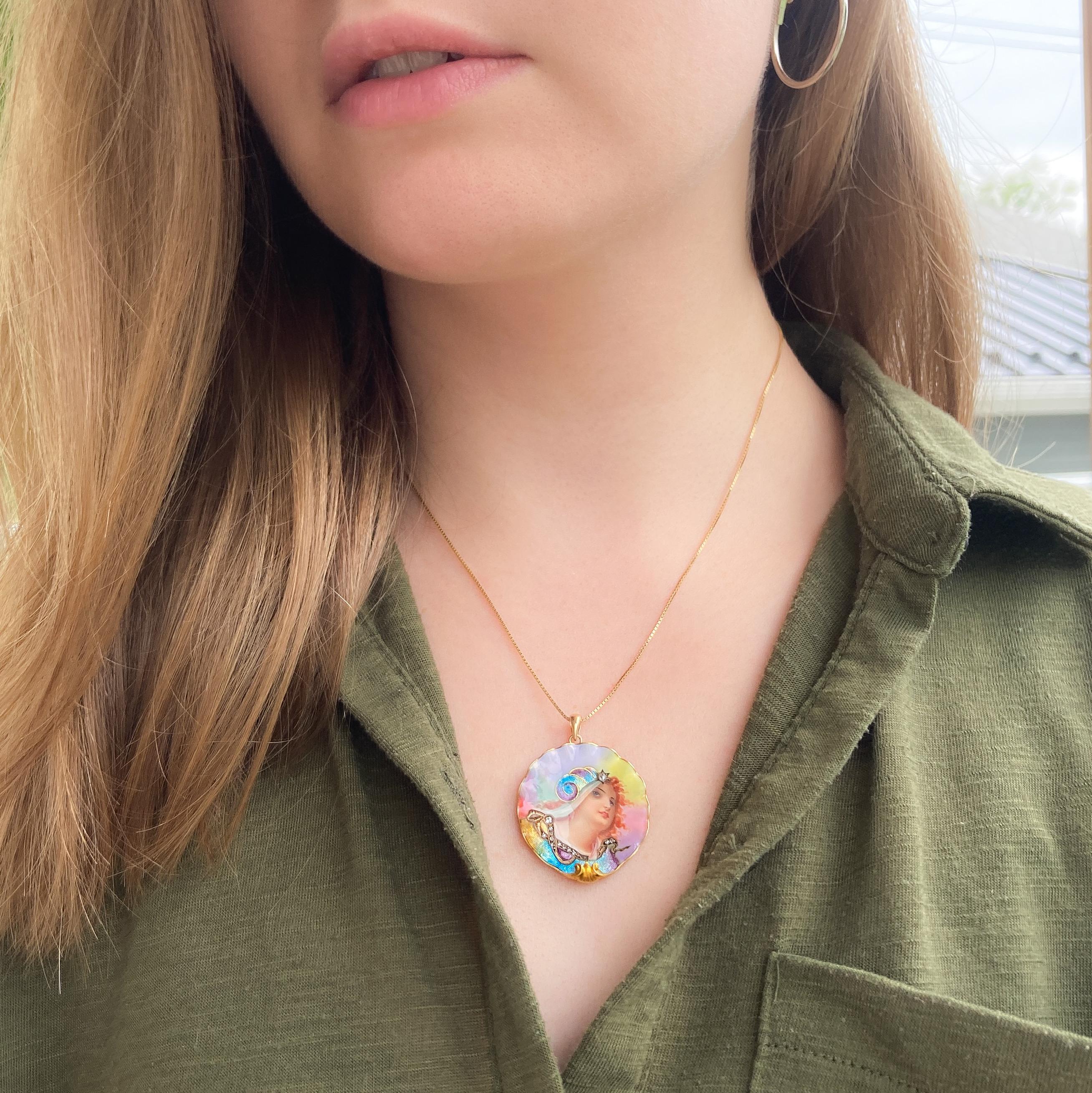 Jugendstil-Frau Emaille-Anhänger aus 14k Gold im Angebot 1