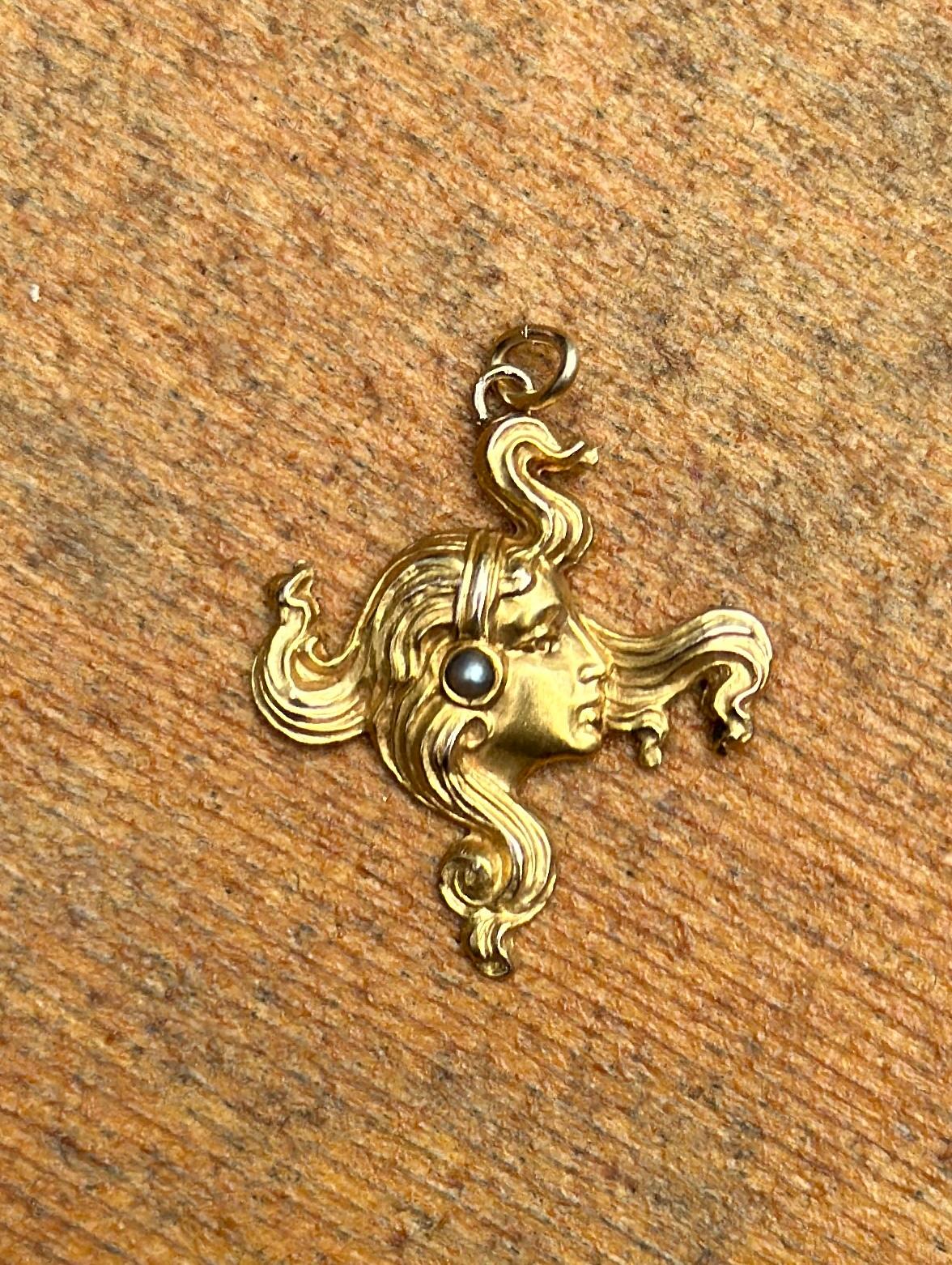 Perlina Collana con ciondolo Donna Dea Fanciulla in stile Art Nouveau - Perla d'oro Circa 1920 in vendita