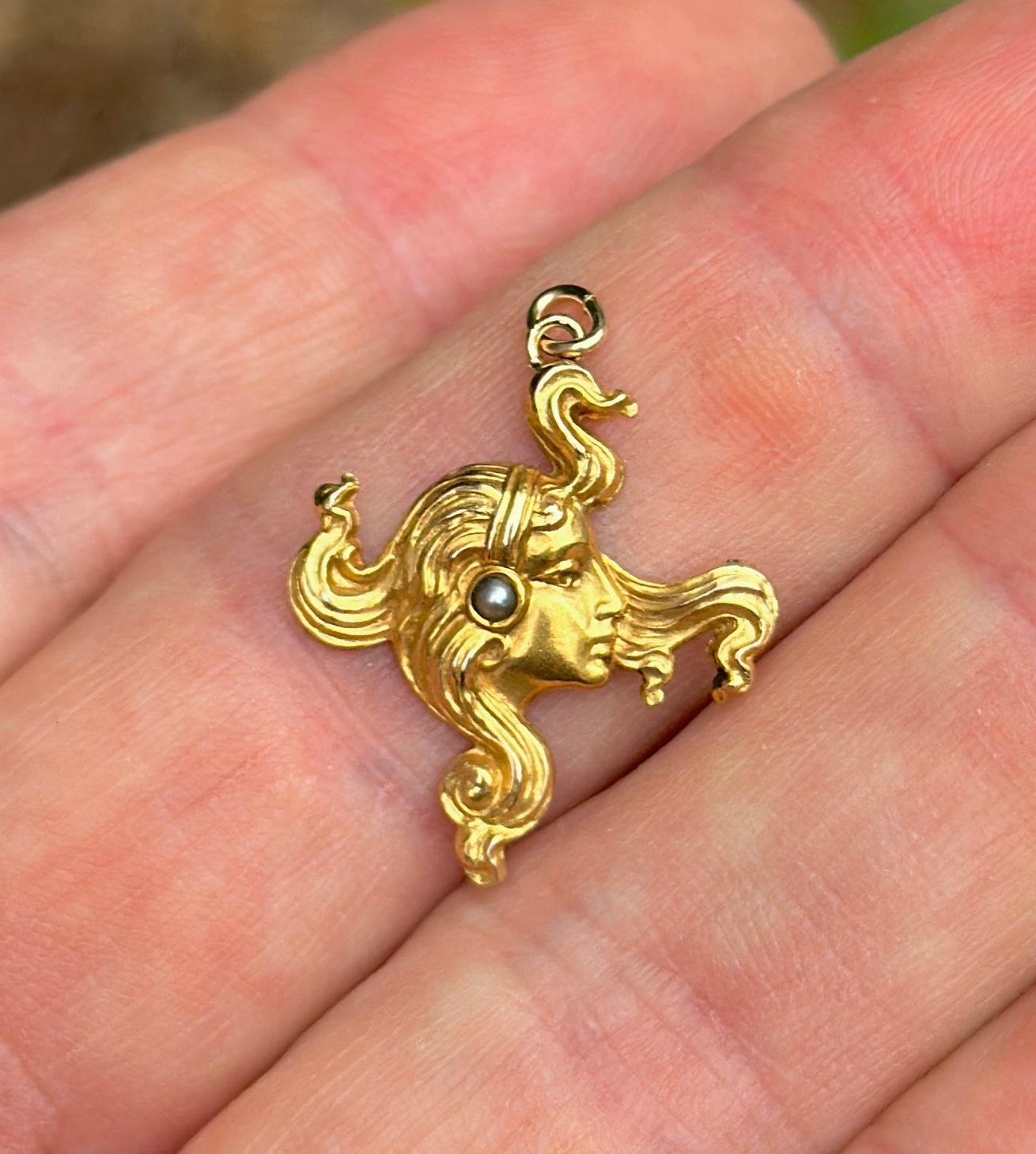 Collana con ciondolo Donna Dea Fanciulla in stile Art Nouveau - Perla d'oro Circa 1920 in vendita 1