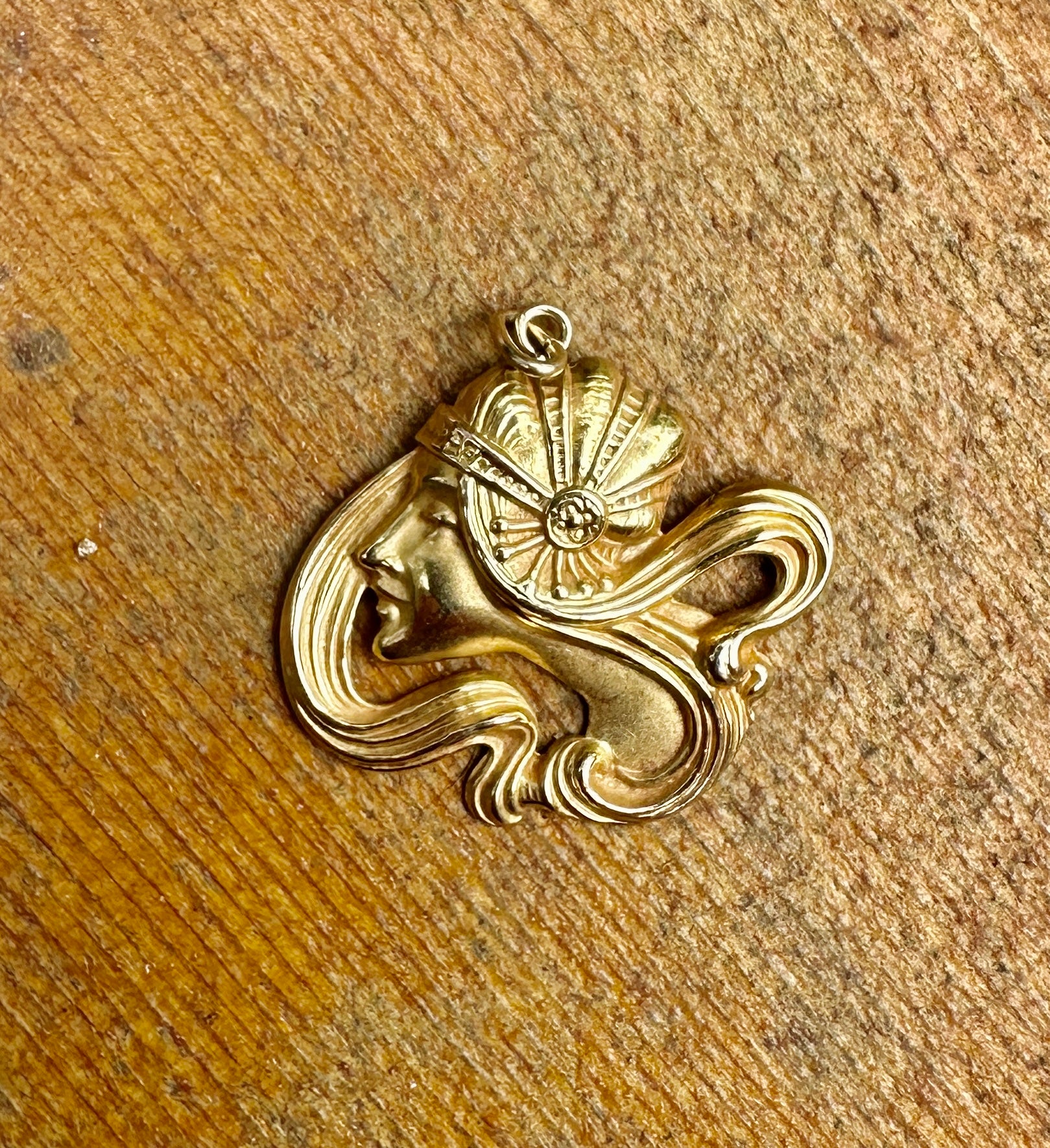 Concediti uno splendido ciondolo antico in stile Arte Antiques a forma di donna o dea, realizzato in oro 14 carati dalla superba azienda Link & Angels.  Link e Angels hanno realizzato alcuni dei più raffinati gioielli d'oro in stile Liberty