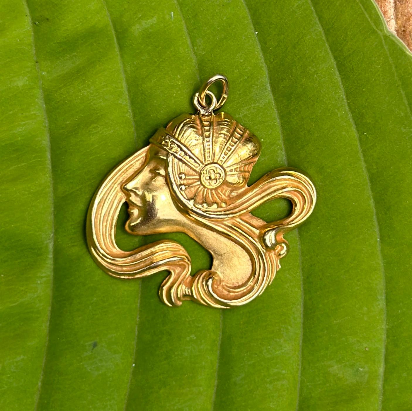 Collana con ciondolo Donna Dea in stile Art Nouveau di A Link & Angell in oro 14 carati 1920 In condizioni ottime in vendita a New York, NY