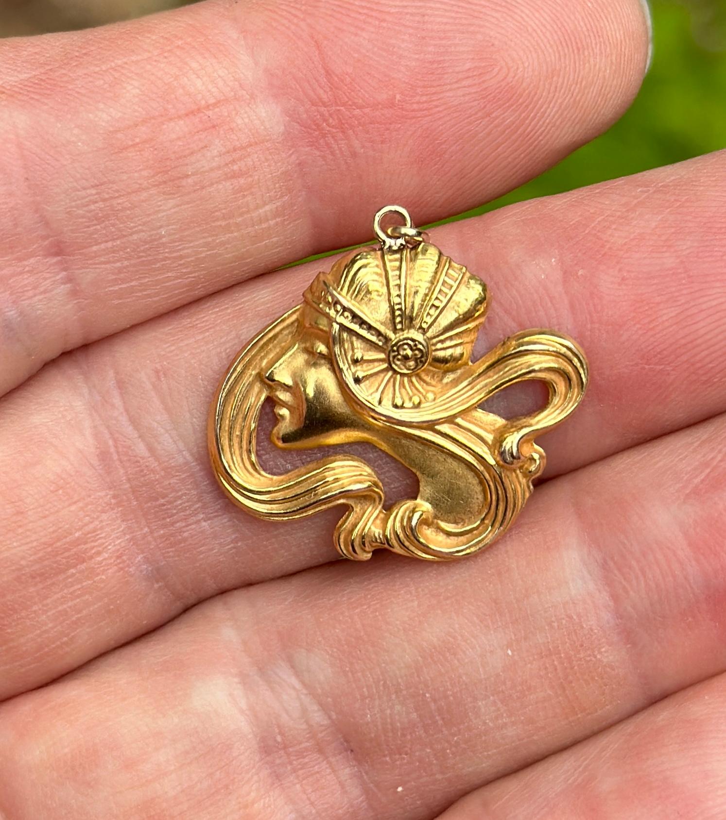 Collana con ciondolo Donna Dea in stile Art Nouveau di A Link & Angell in oro 14 carati 1920 in vendita 1