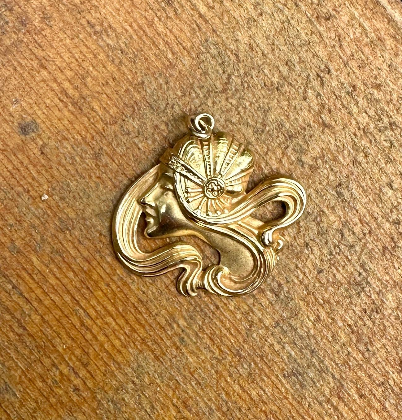 Collana con ciondolo Donna Dea in stile Art Nouveau di A Link & Angell in oro 14 carati 1920 in vendita 2