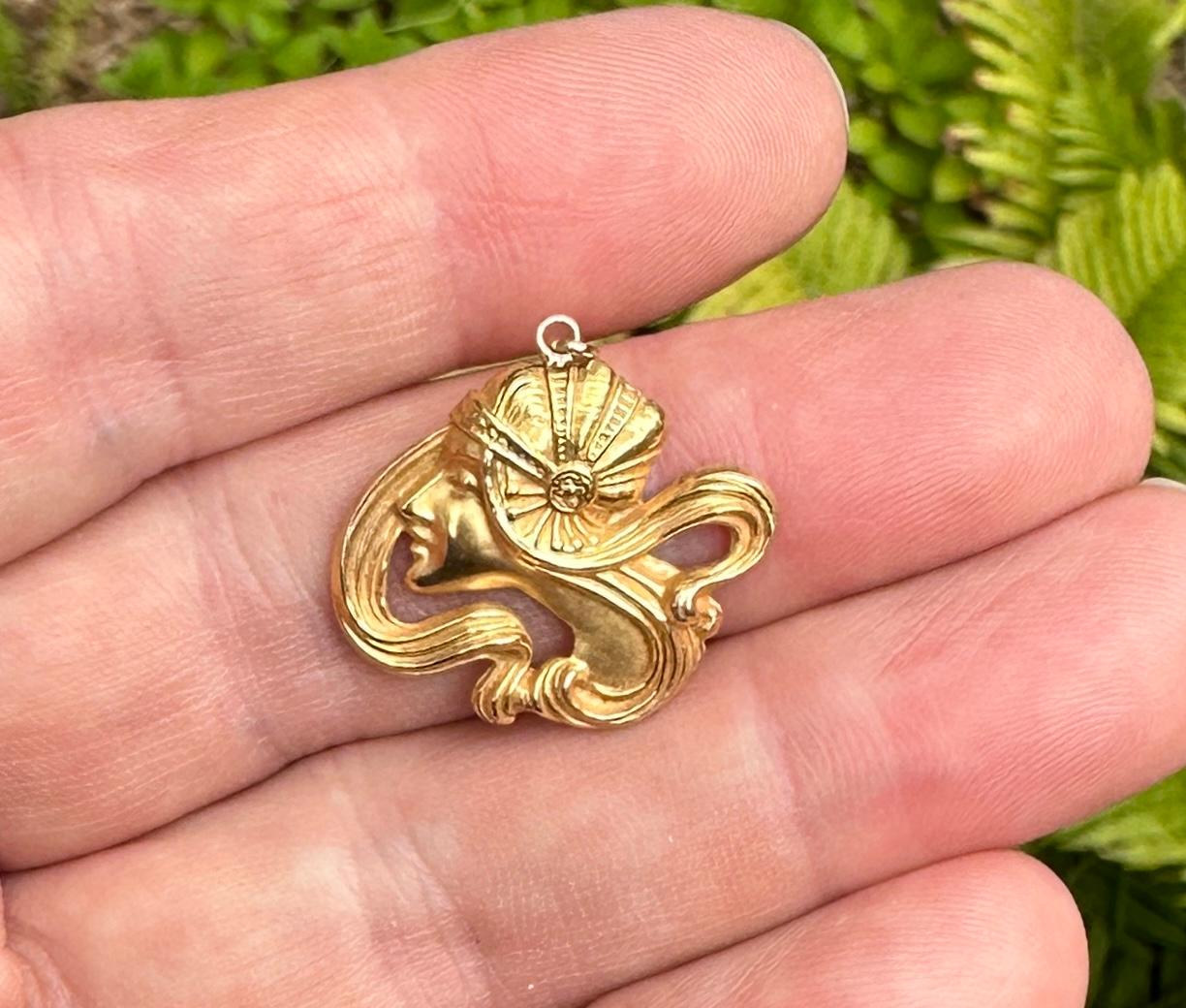 Collana con ciondolo Donna Dea in stile Art Nouveau di A Link & Angell in oro 14 carati 1920 in vendita 3