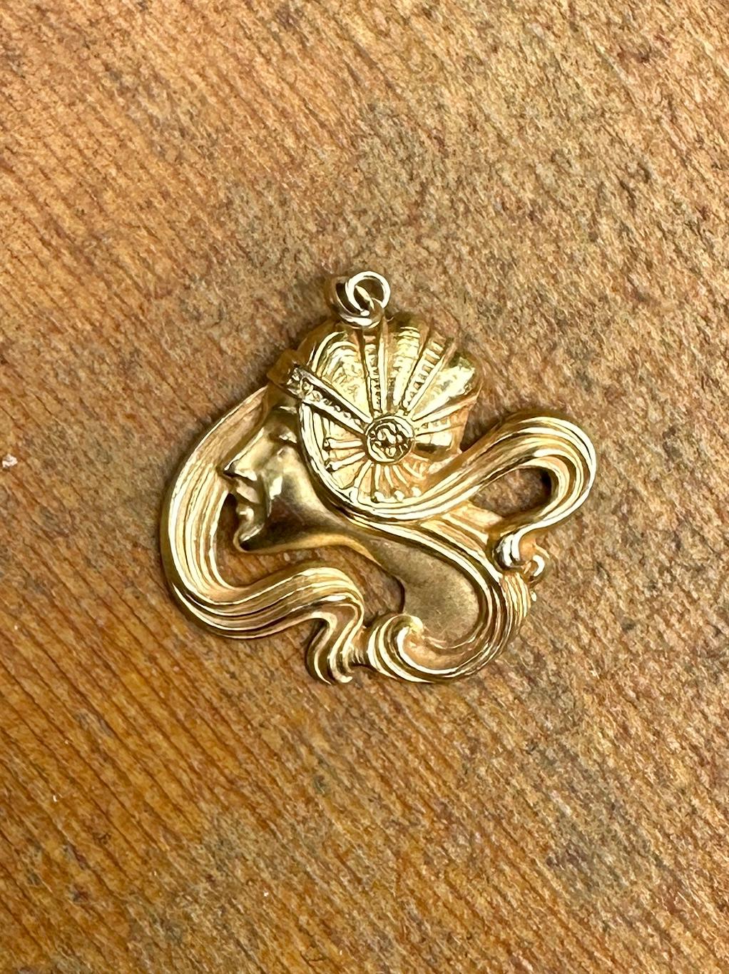 Collana con ciondolo Donna Dea in stile Art Nouveau di A Link & Angell in oro 14 carati 1920 in vendita 4